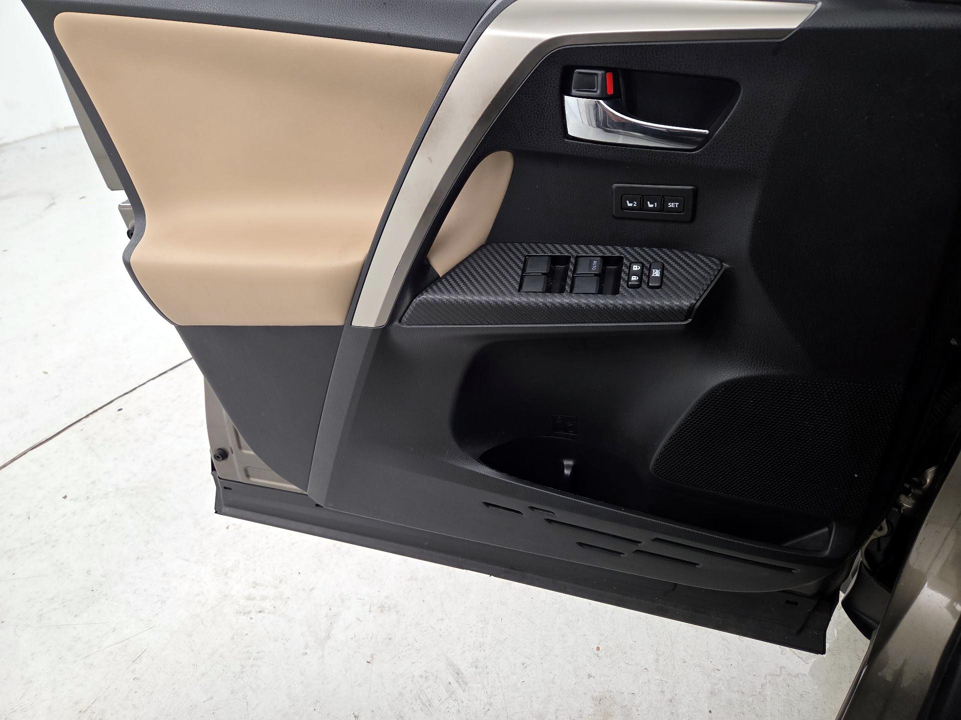Thumbnail: 2015 Toyota RAV4 - 12
