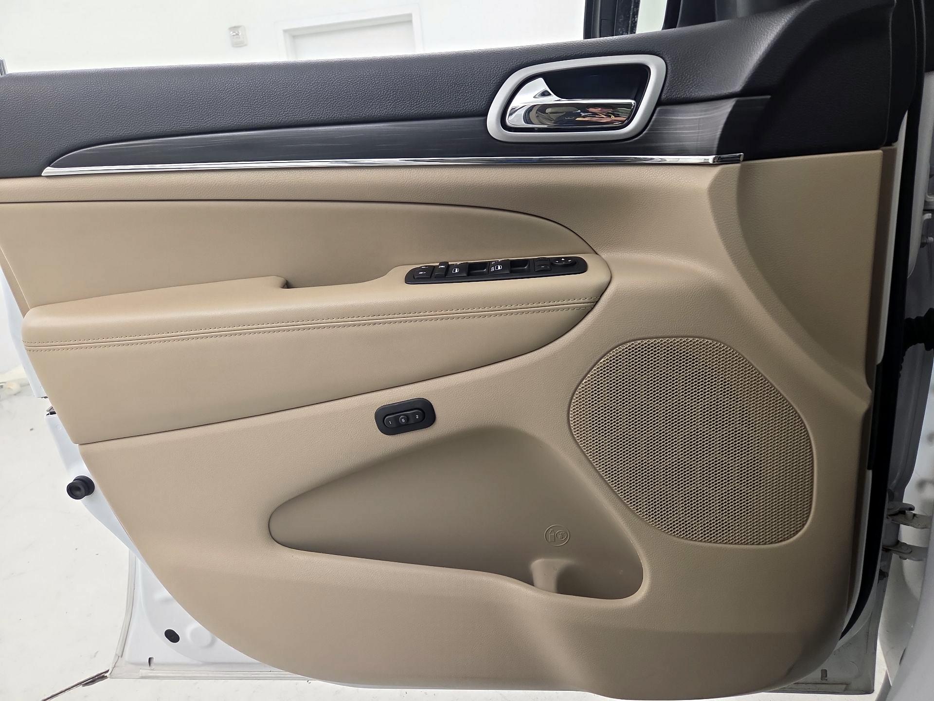 Thumbnail: 2020 Jeep Grand Cherokee - 12