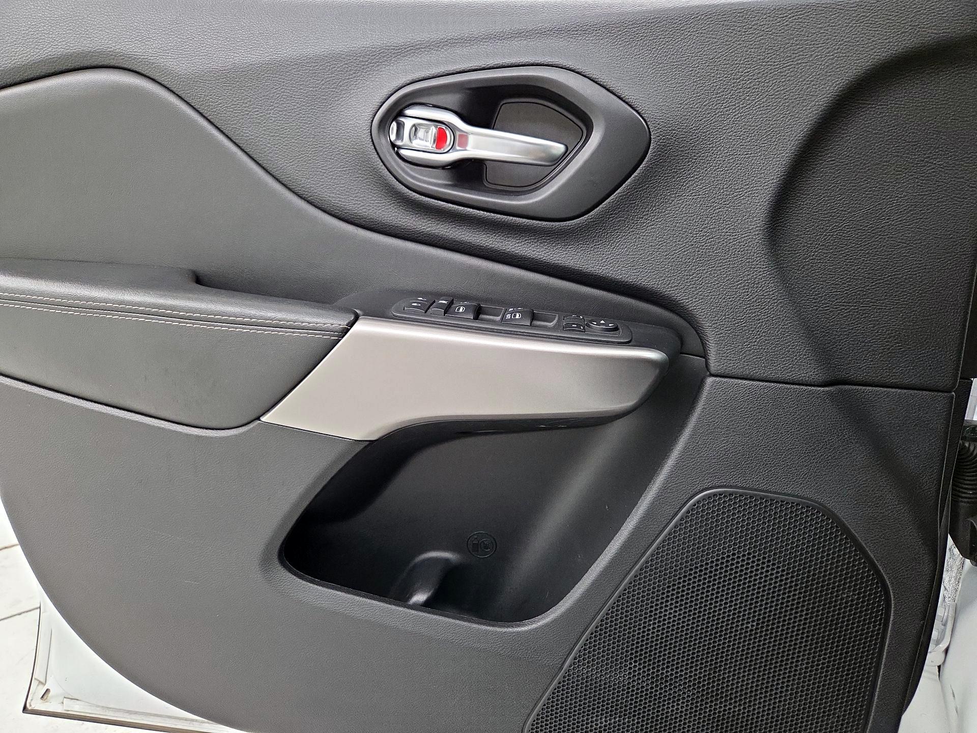 Thumbnail: 2021 Jeep Cherokee - 12