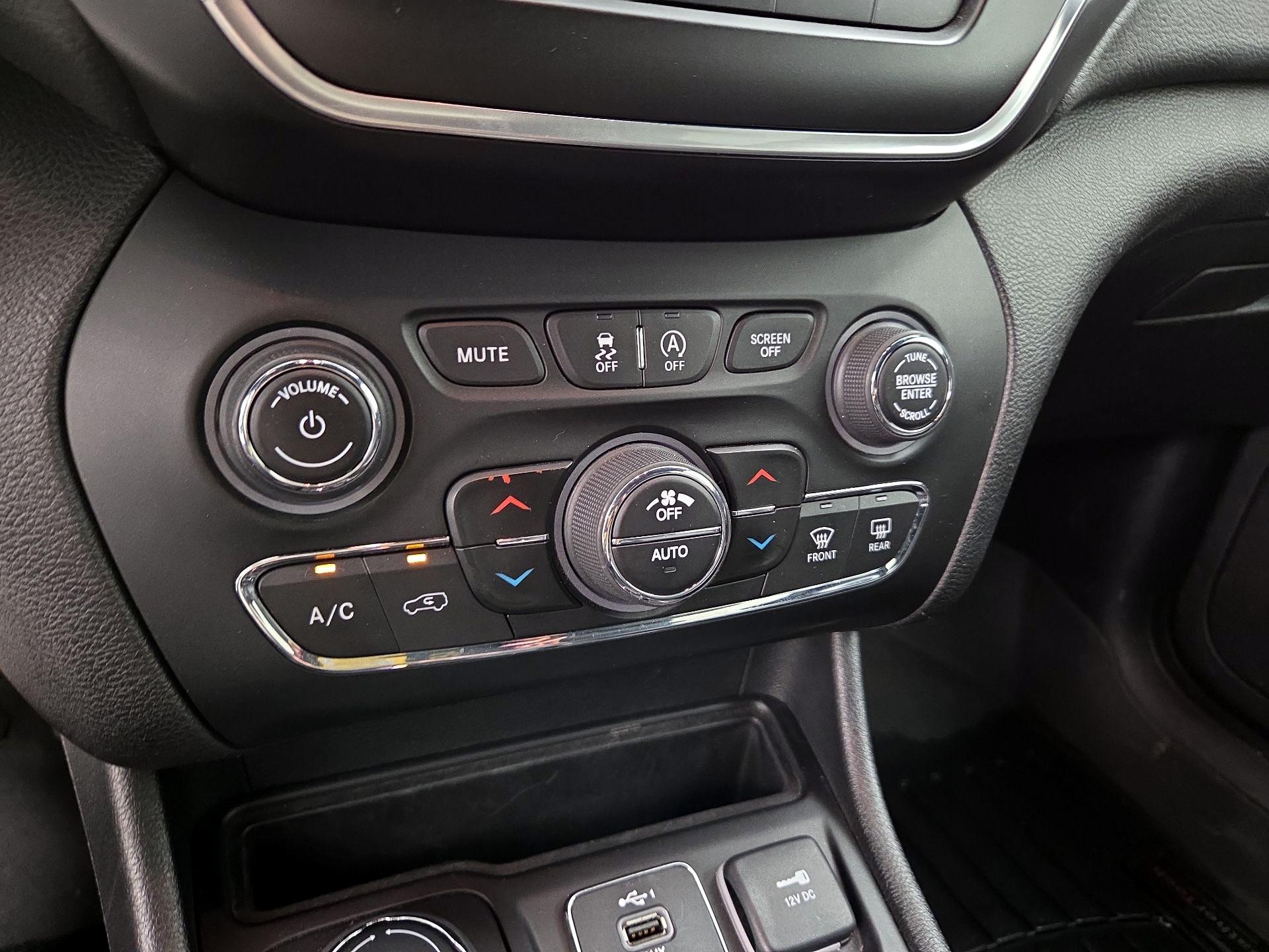 Thumbnail: 2021 Jeep Cherokee - 16