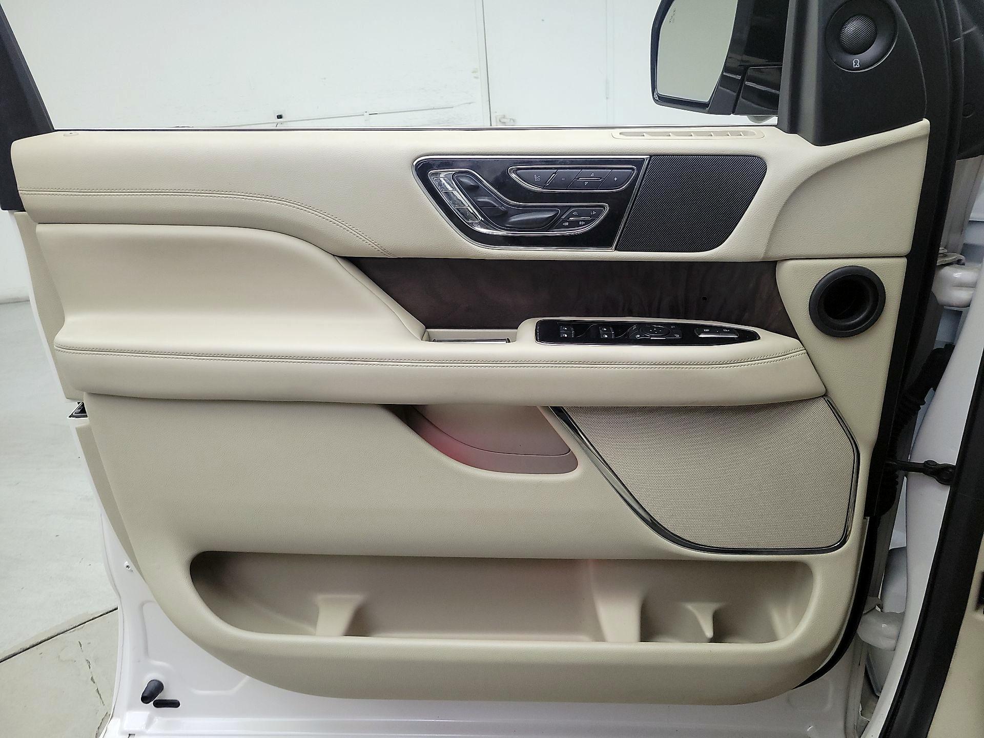 Thumbnail: 2019 Lincoln Navigator - 12