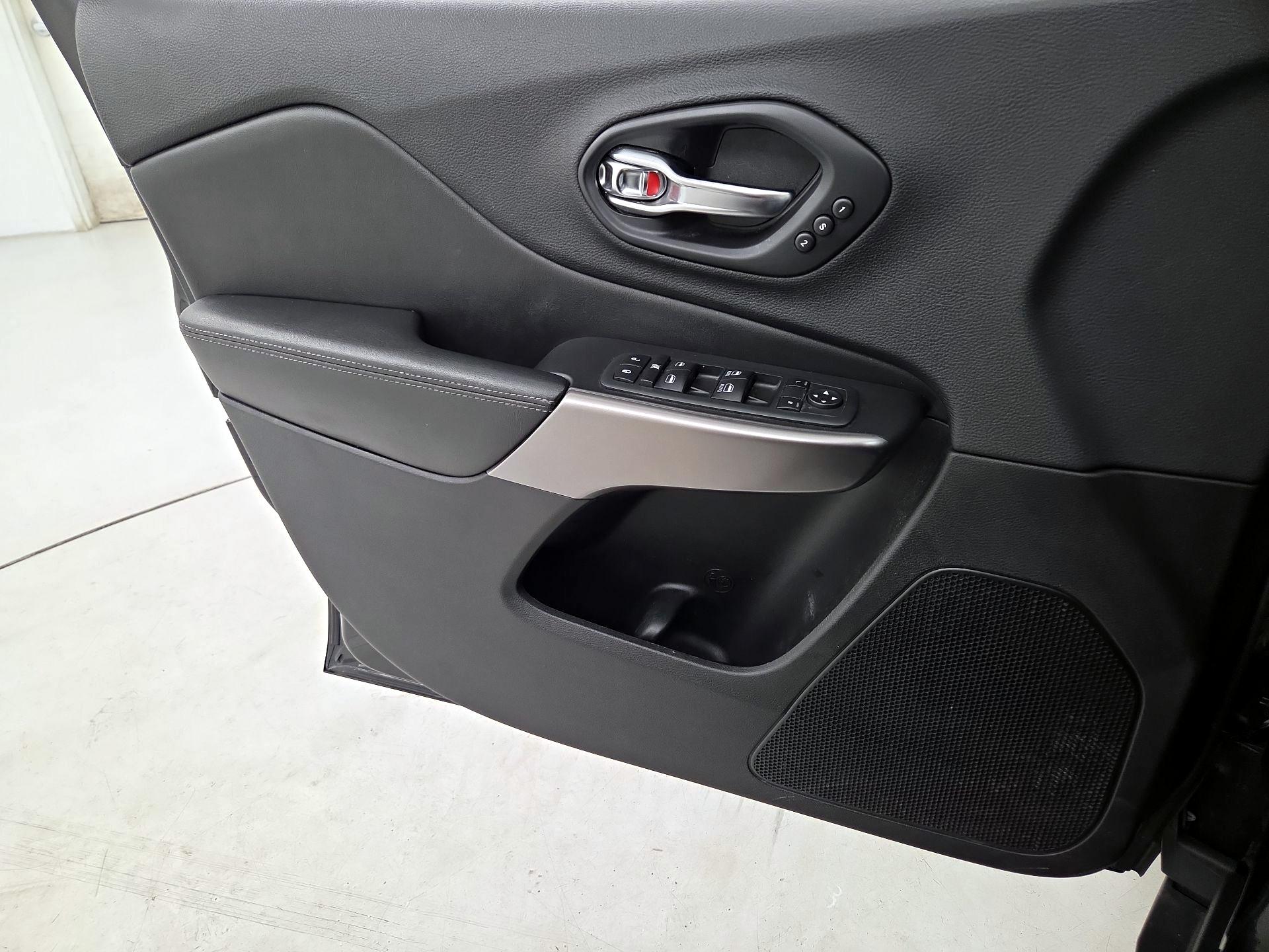 Thumbnail: 2019 Jeep Cherokee - 12