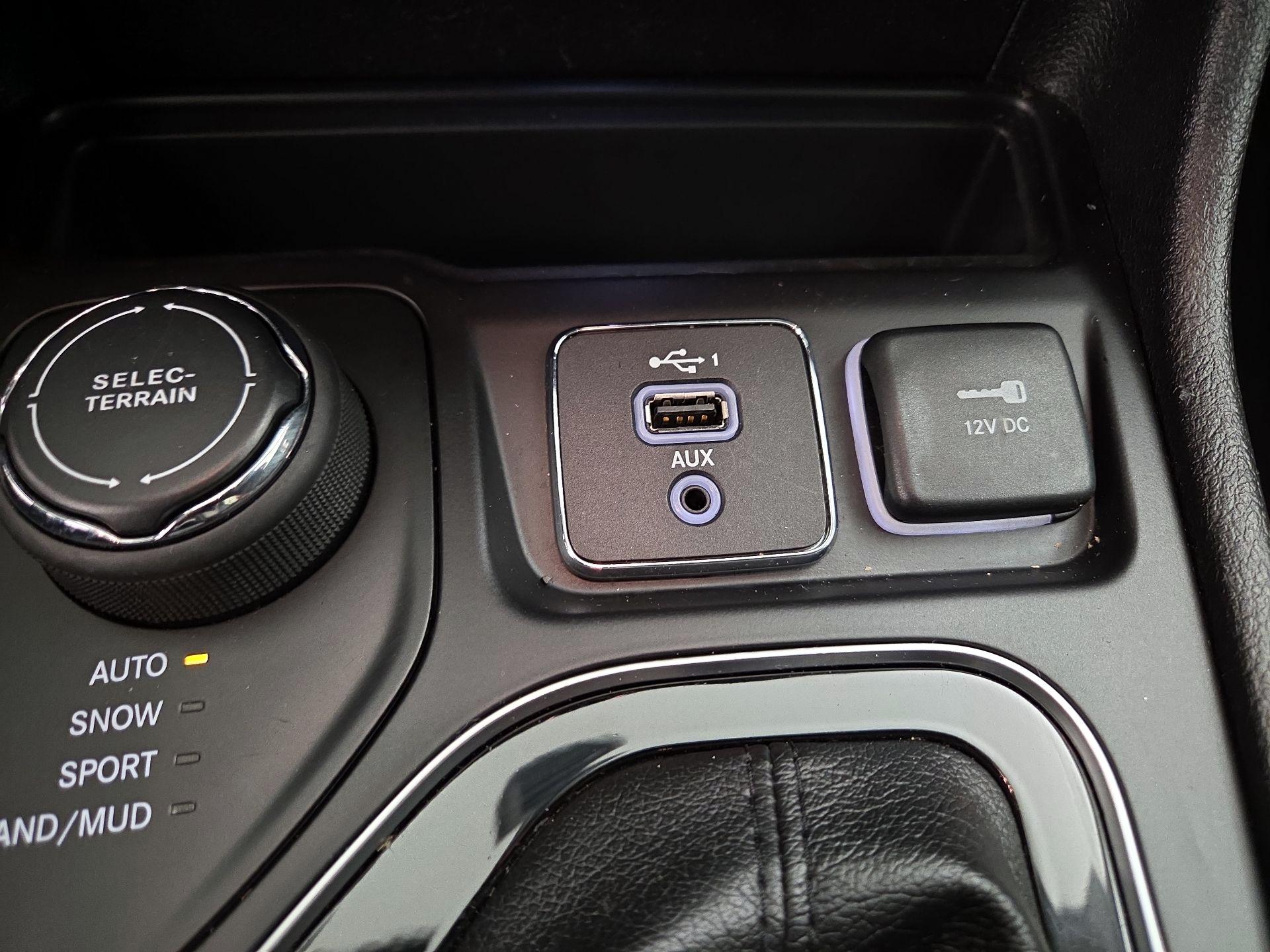 Thumbnail: 2019 Jeep Cherokee - 18