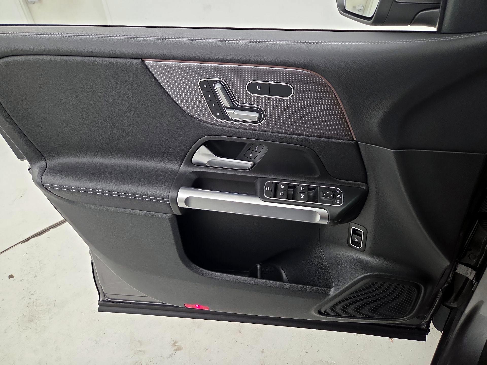 Thumbnail: 2023 Mercedes-Benz GLB - 12