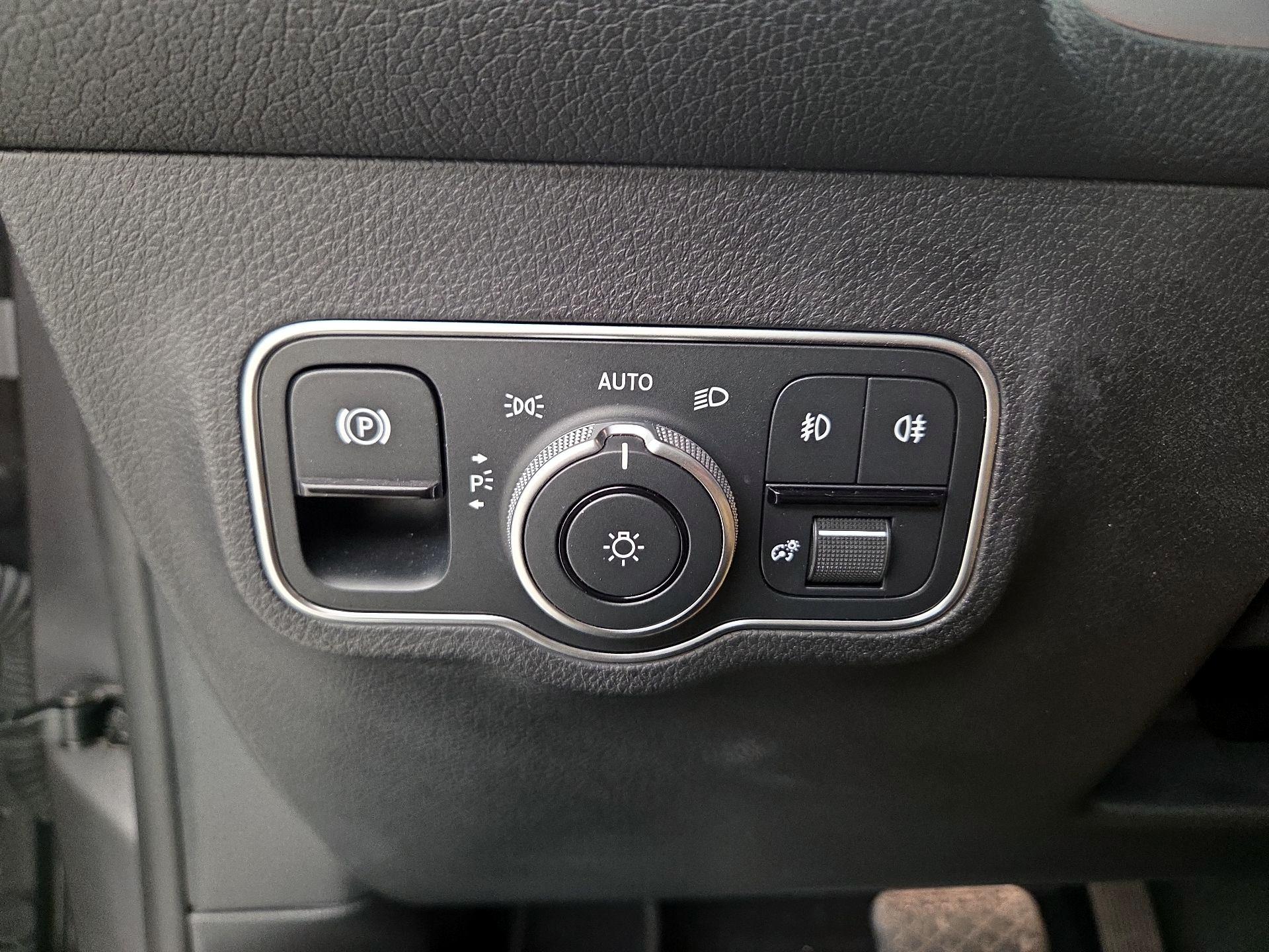 Thumbnail: 2023 Mercedes-Benz GLB - 13