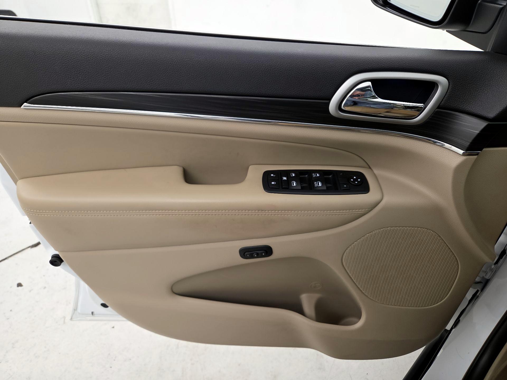 Thumbnail: 2020 Jeep Grand Cherokee - 12