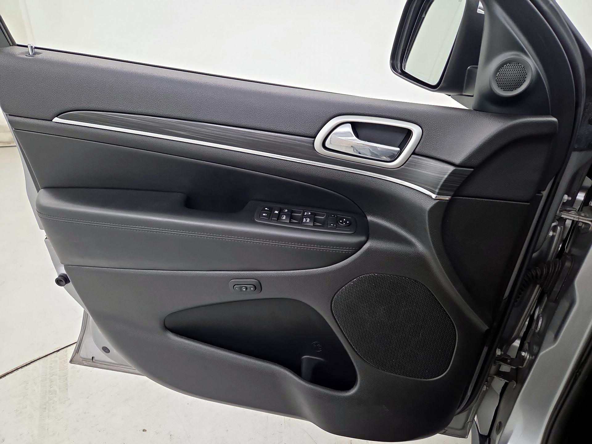 Thumbnail: 2019 Jeep Grand Cherokee - 12