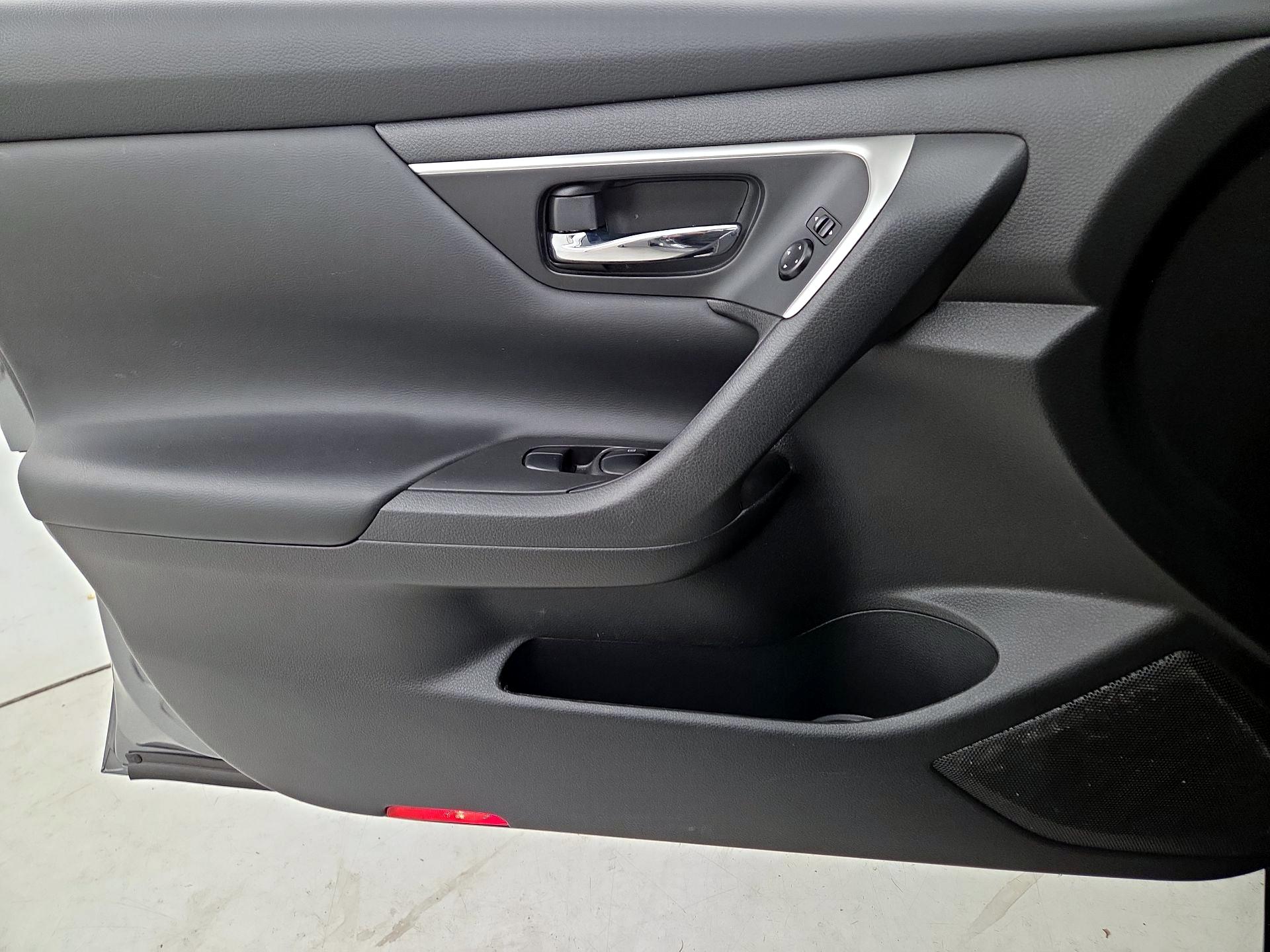 Thumbnail: 2016 Nissan Altima - 12