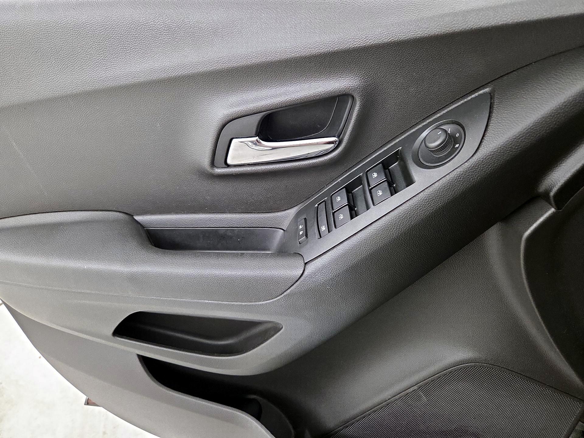 Thumbnail: 2017 Chevrolet Trax - 12