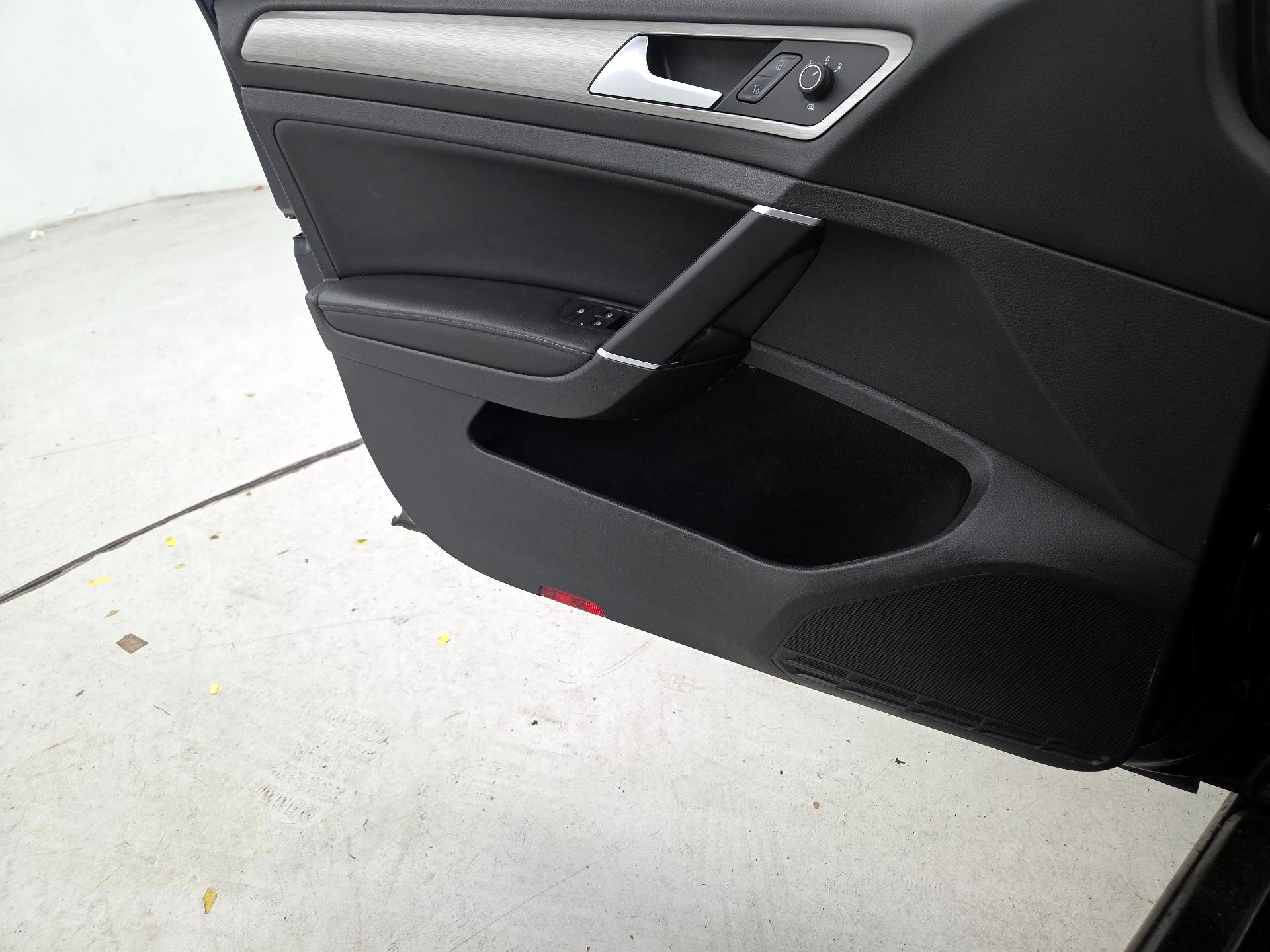 Thumbnail: 2017 Volkswagen Golf - 12