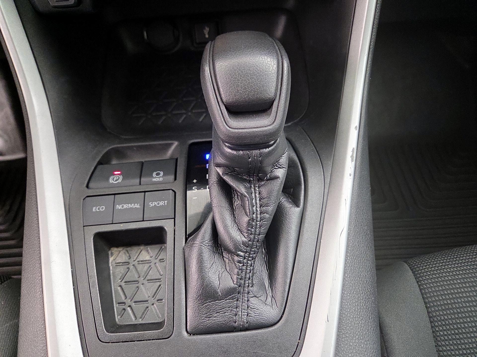 Thumbnail: 2021 Toyota RAV4 - 17