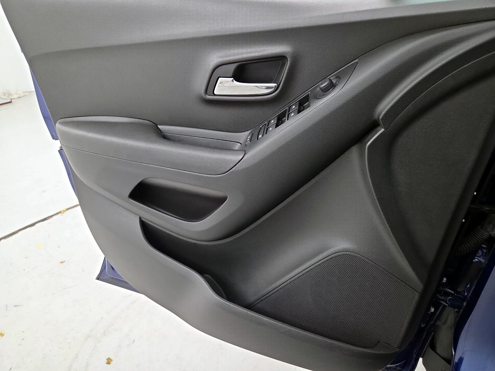 Thumbnail: 2017 Chevrolet Trax - 12