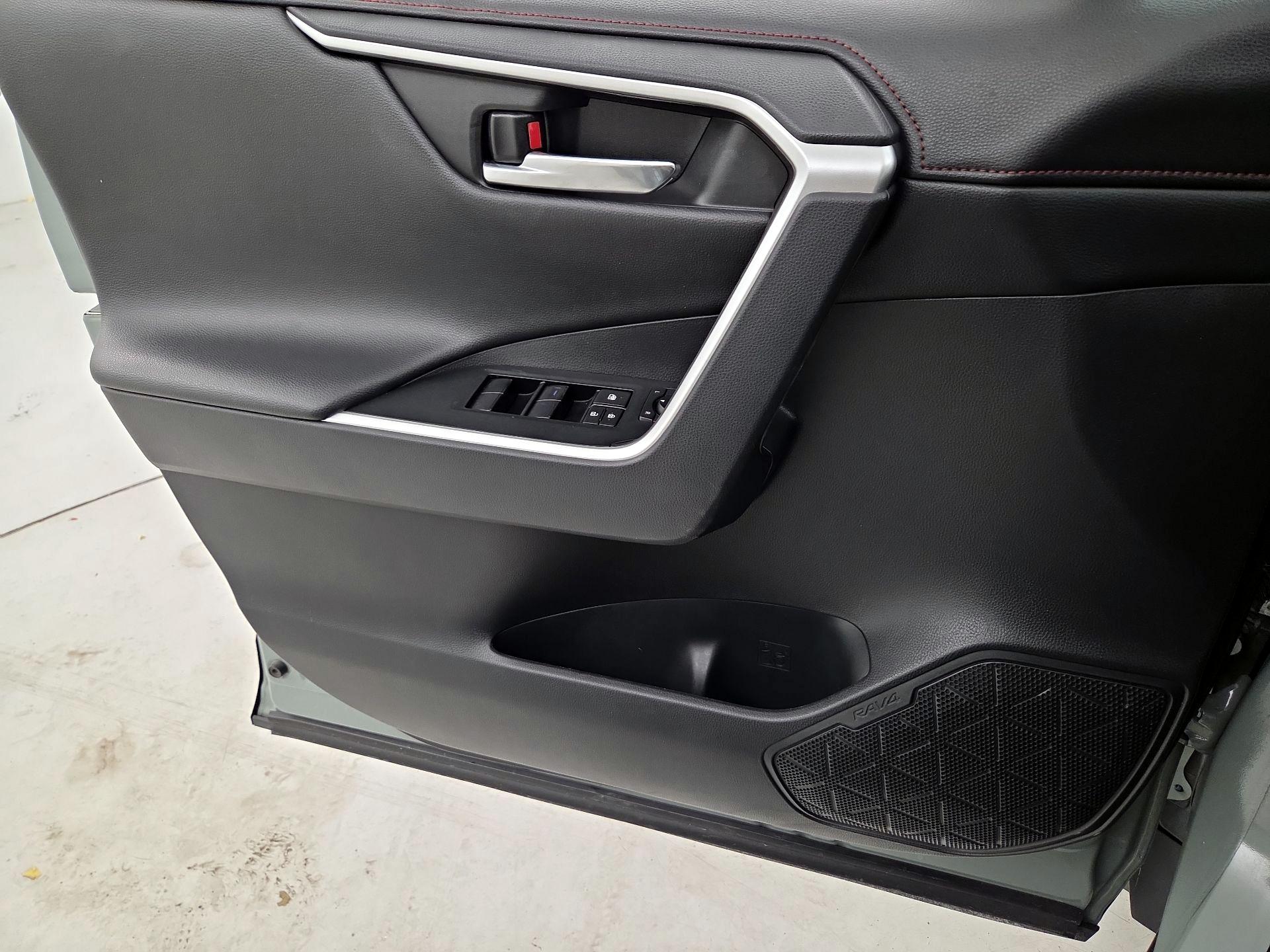 Thumbnail: 2020 Toyota RAV4 - 12