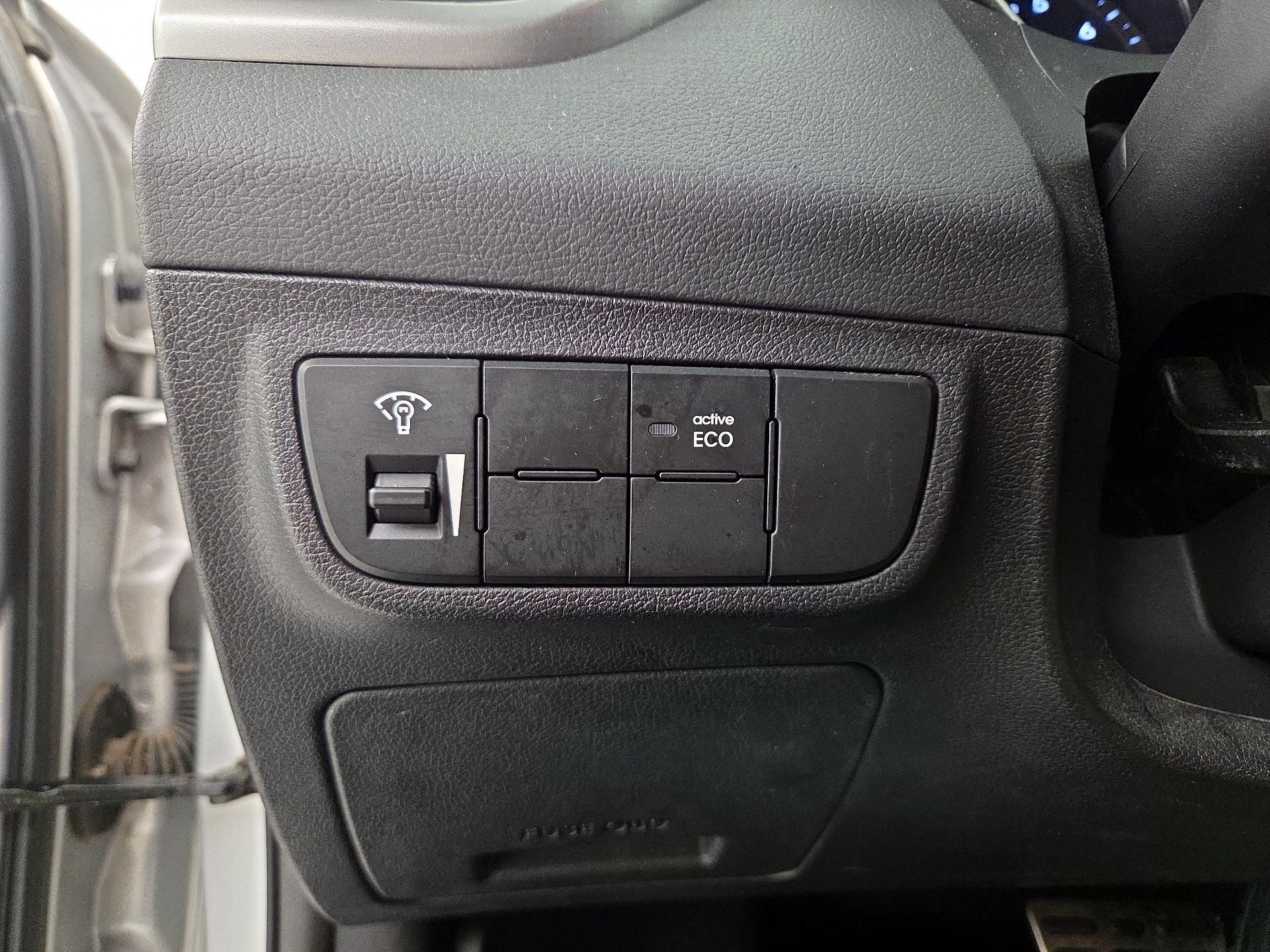 Thumbnail: 2015 Hyundai Veloster - 13