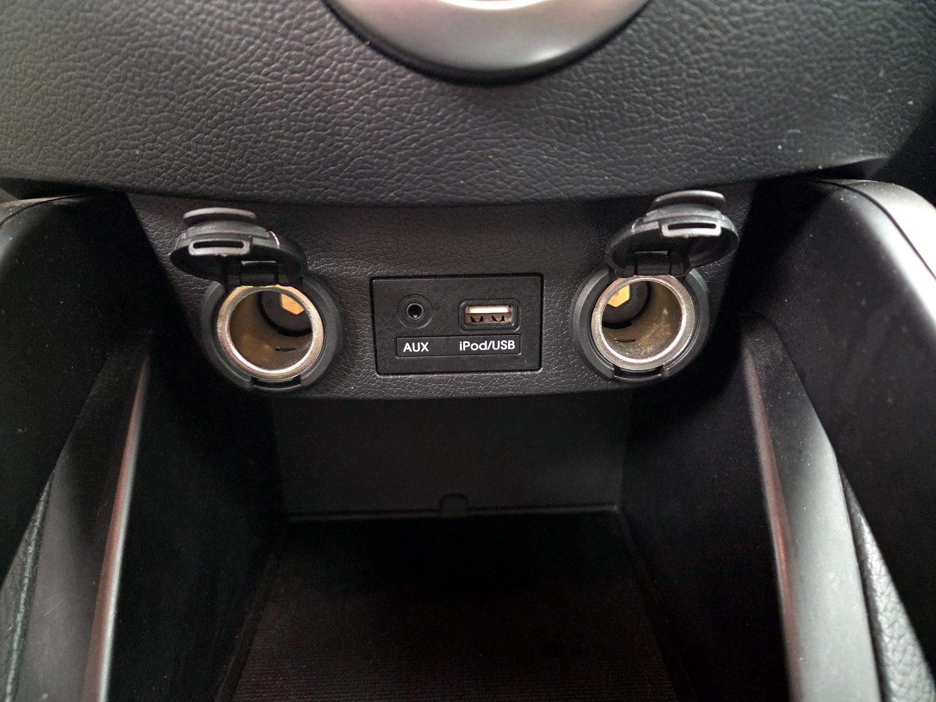 Thumbnail: 2015 Hyundai Veloster - 18