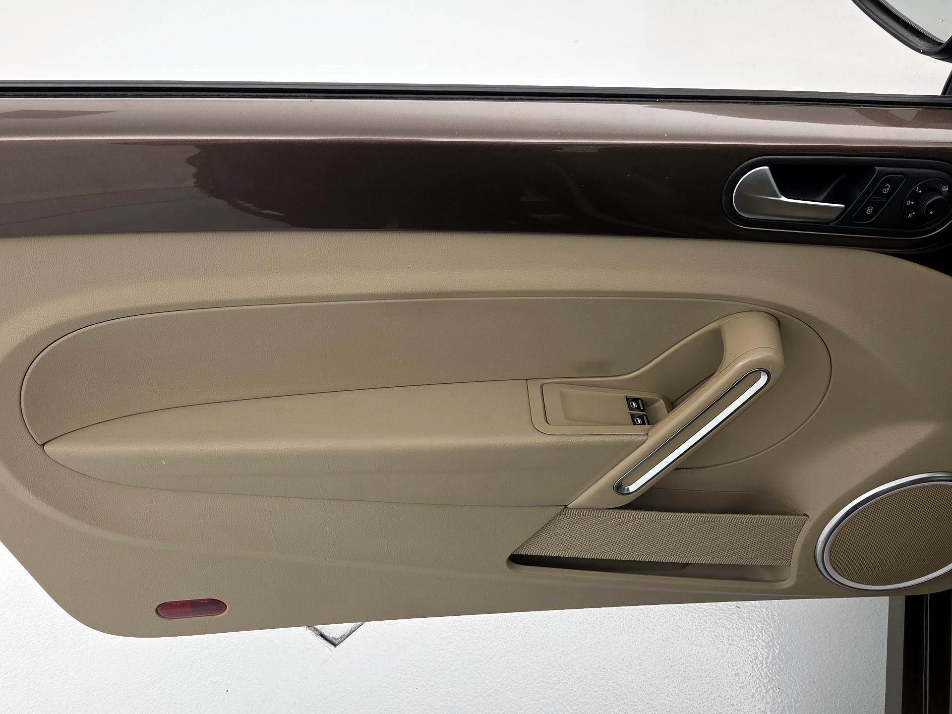 Thumbnail: 2014 Volkswagen Beetle - 12