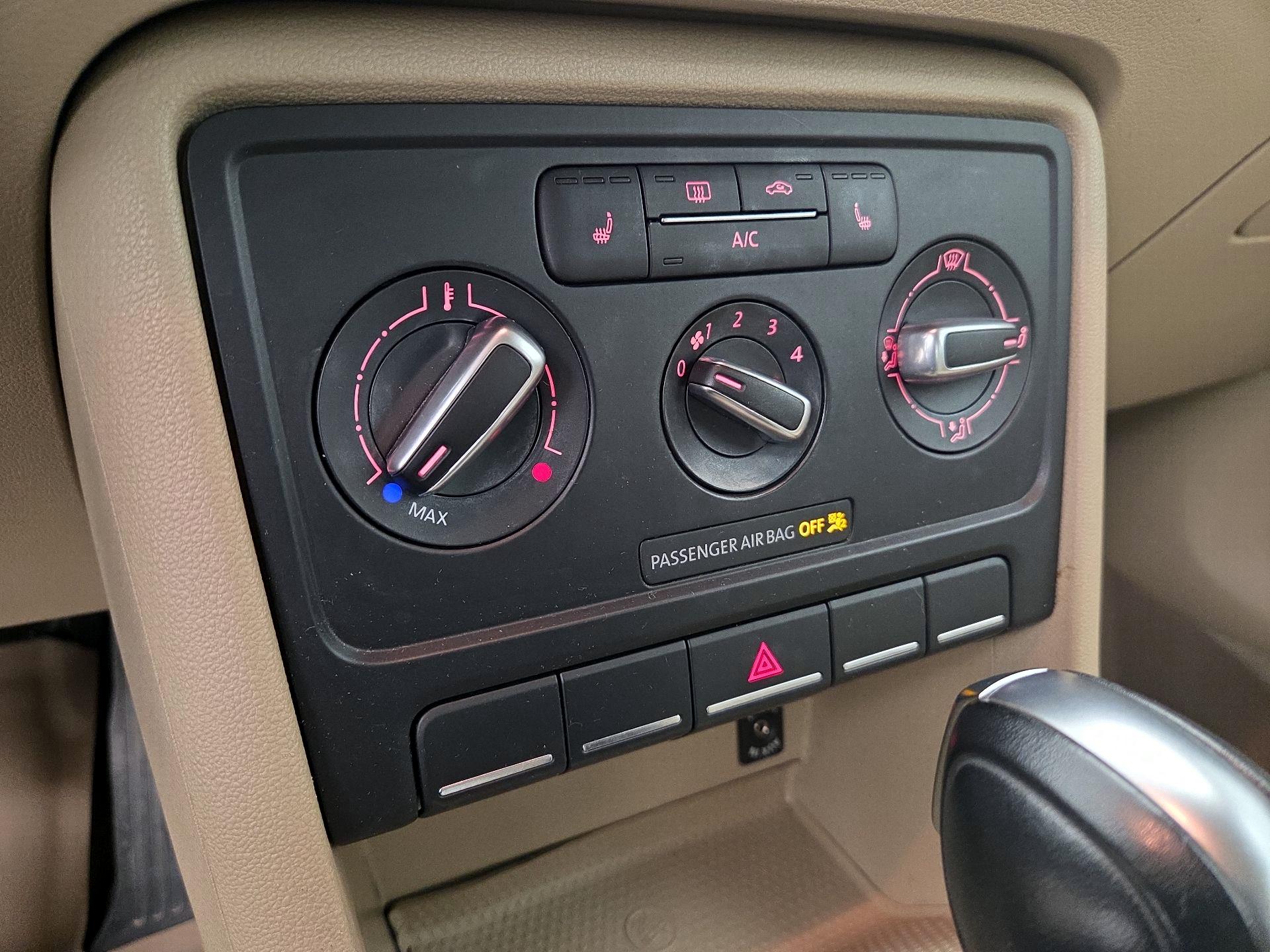 Thumbnail: 2014 Volkswagen Beetle - 15