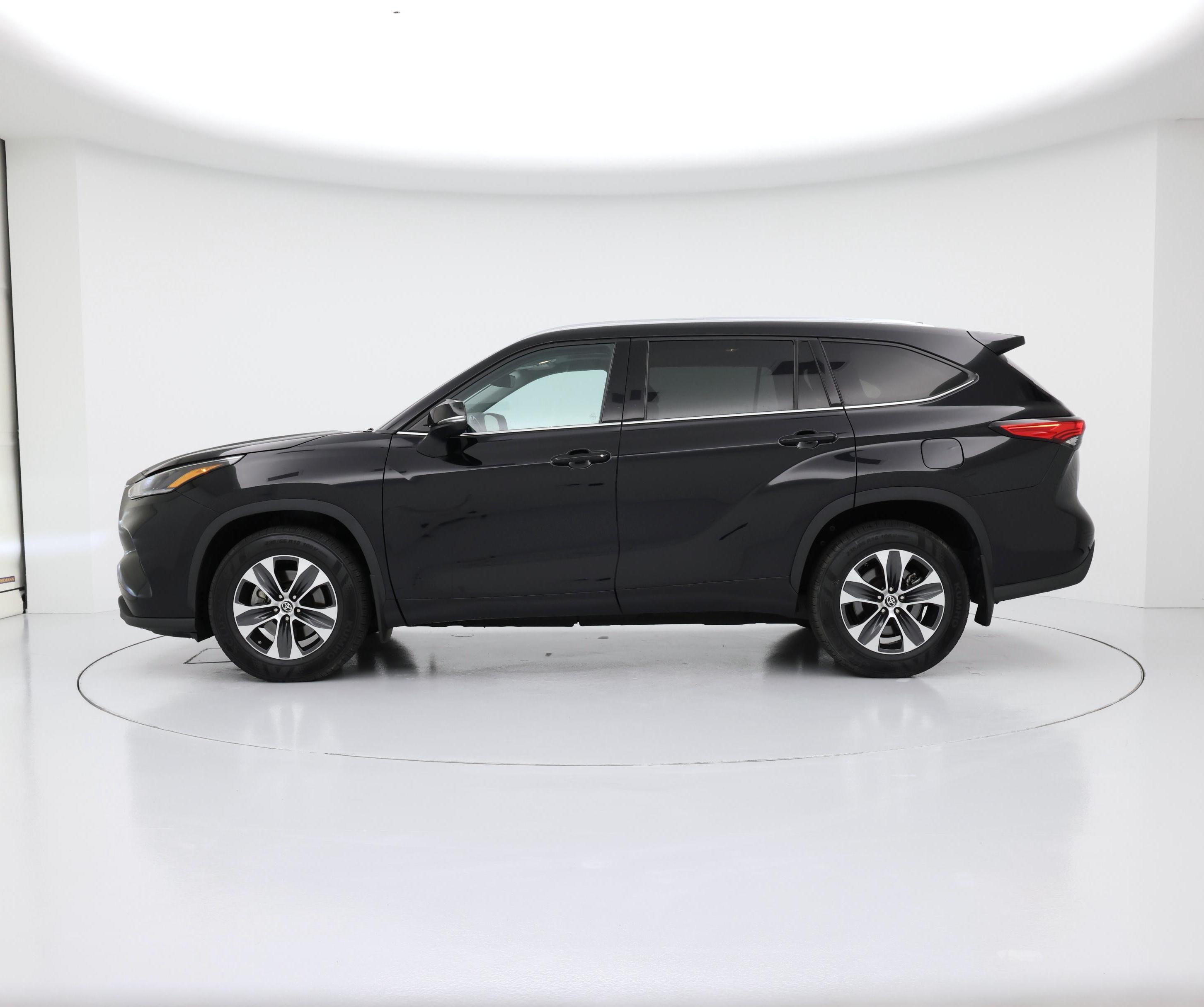 Thumbnail: 2021 Toyota Highlander - 3
