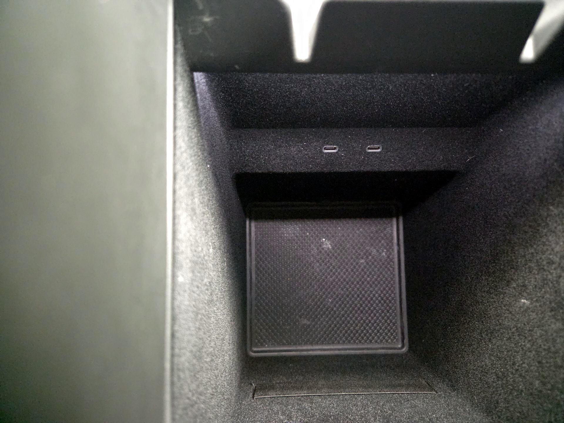 Thumbnail: 2024 Rivian R1S - 17