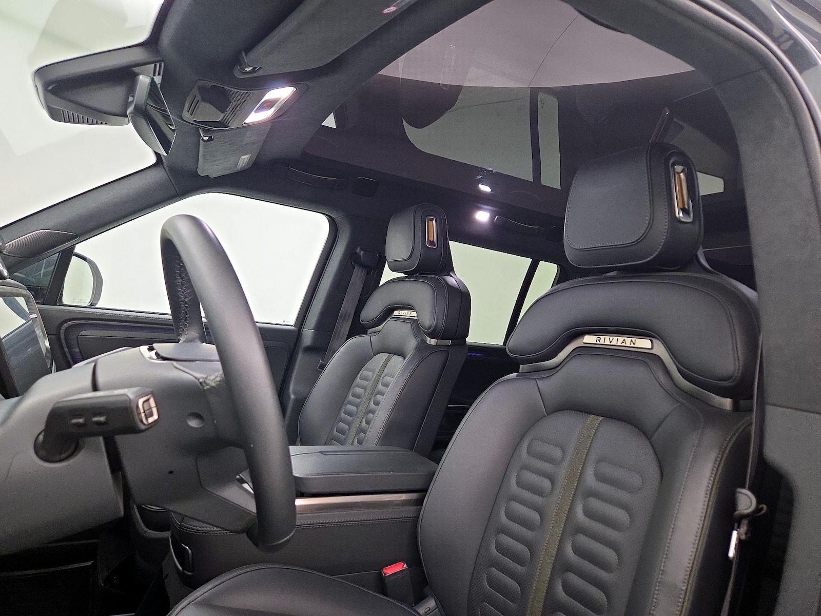 2024 Rivian R1S Adventure - Photo 19
