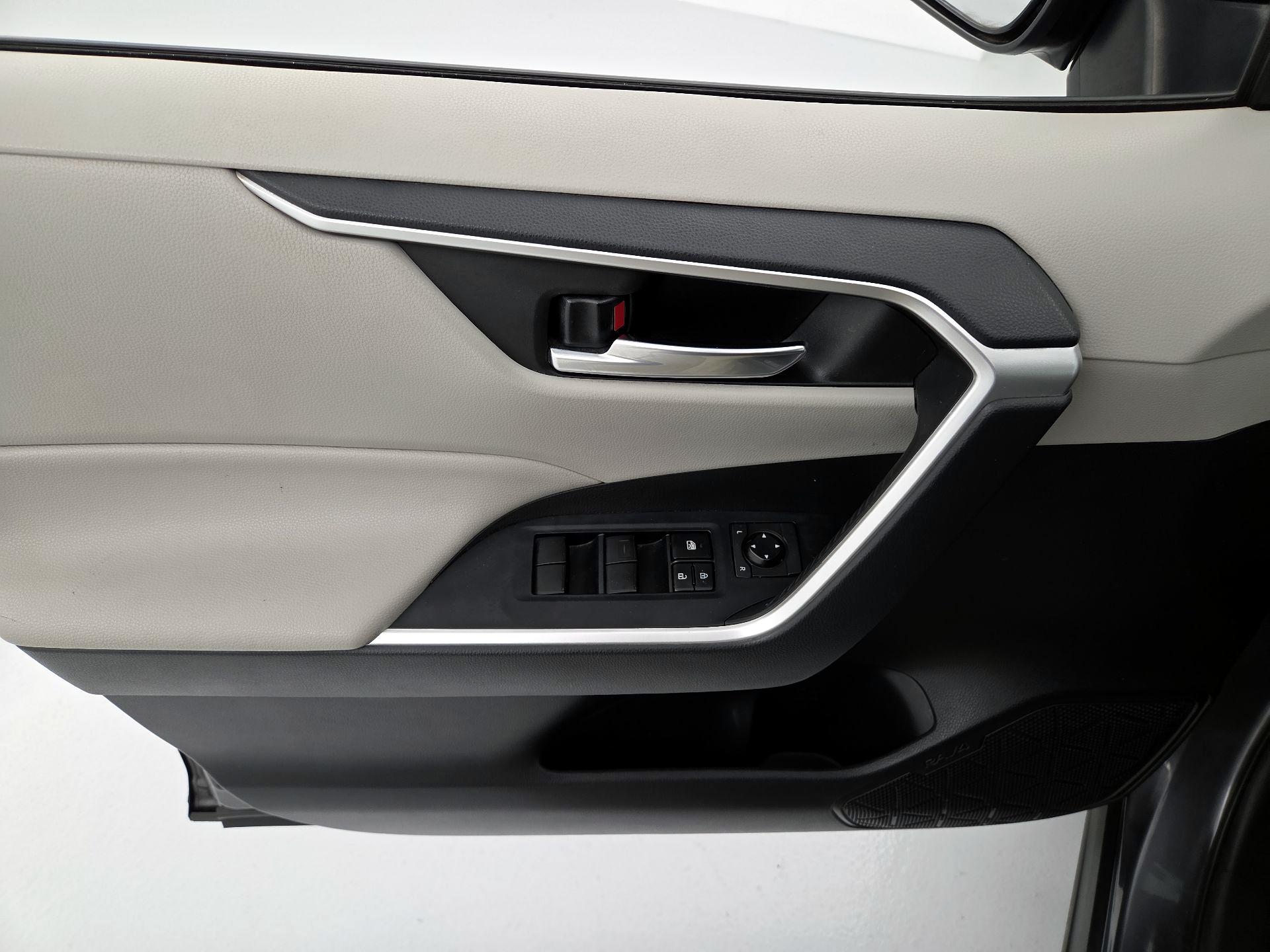 Thumbnail: 2019 Toyota RAV4 - 12