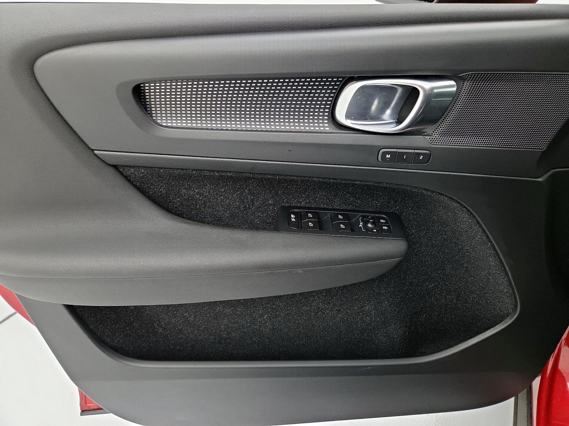 Thumbnail: 2019 Volvo XC40 - 12