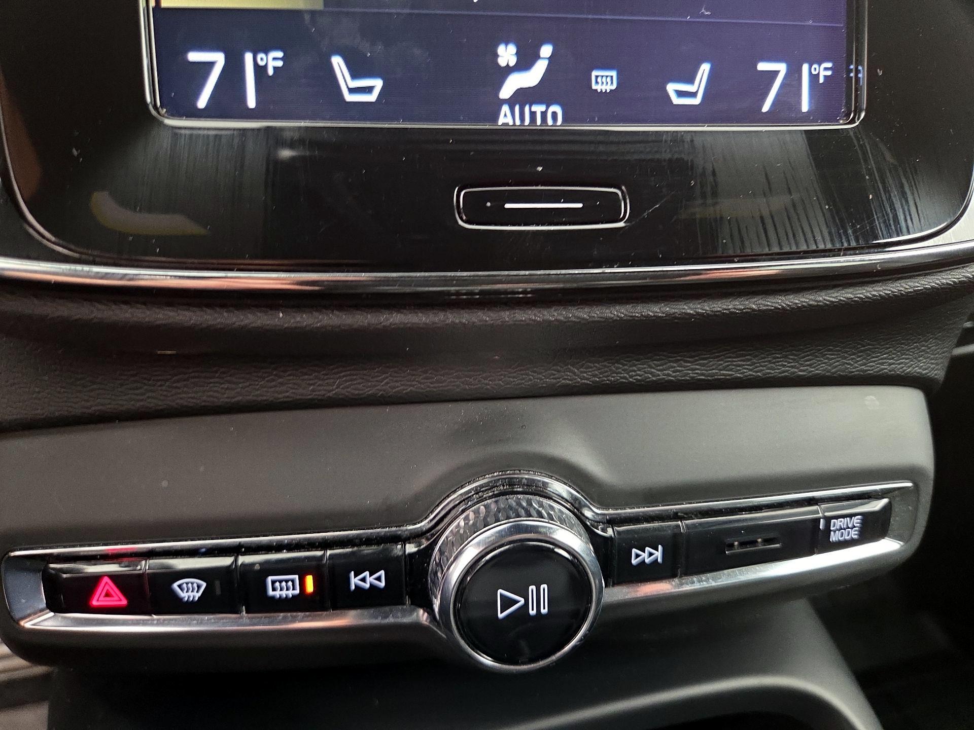 Thumbnail: 2019 Volvo XC40 - 16