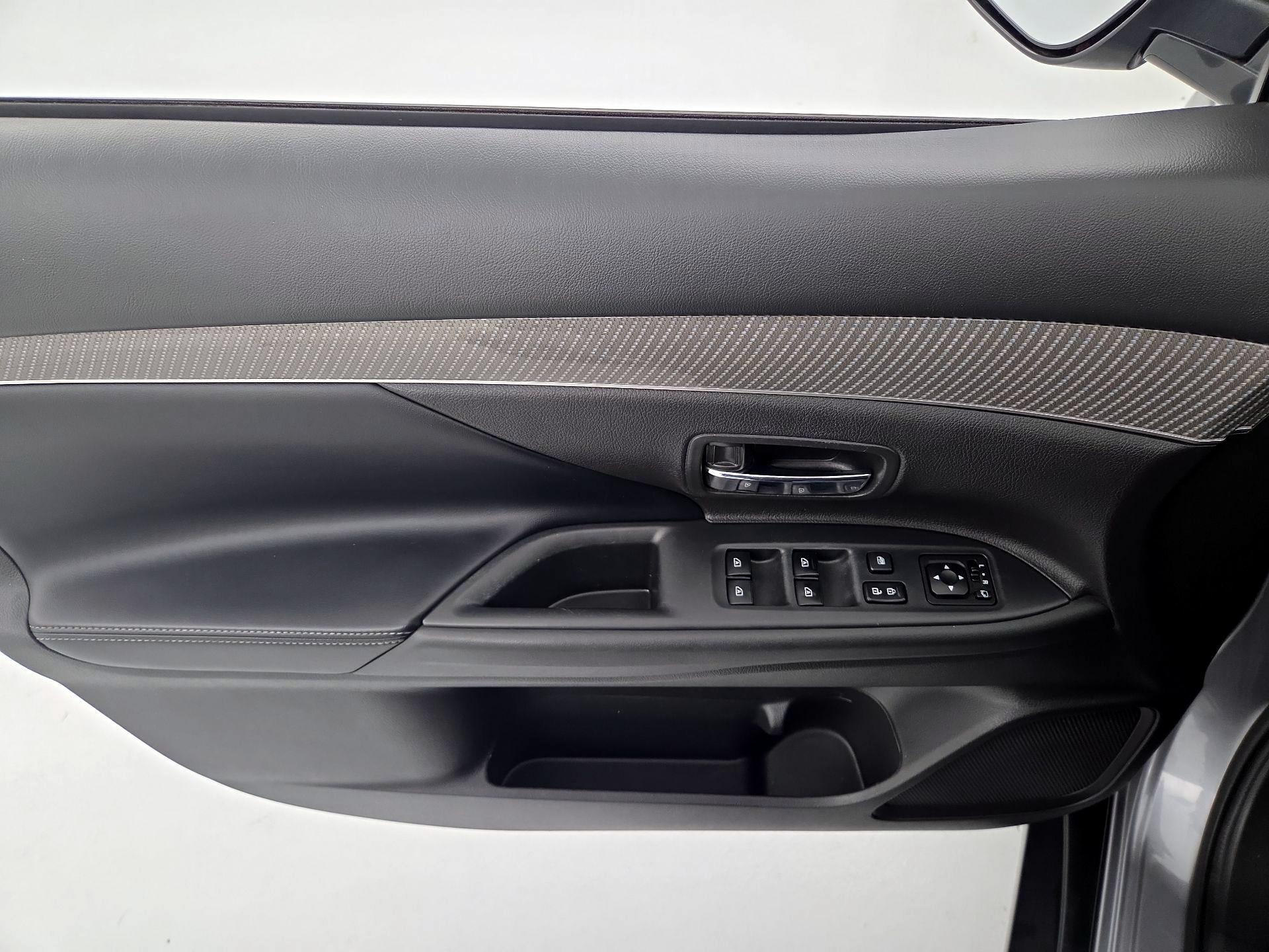 Thumbnail: 2019 Mitsubishi Outlander - 12