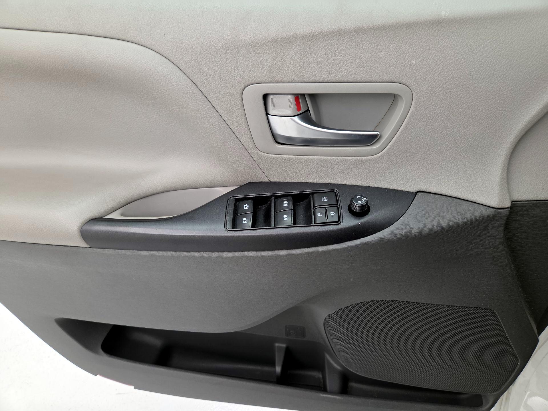 Thumbnail: 2020 Toyota Sienna - 12
