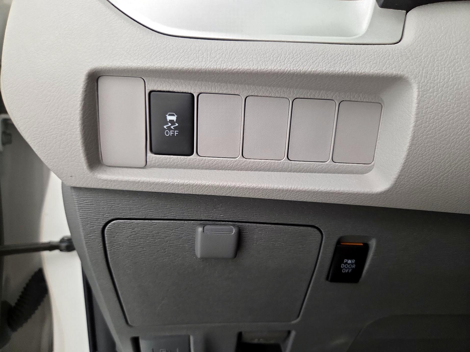 Thumbnail: 2020 Toyota Sienna - 13