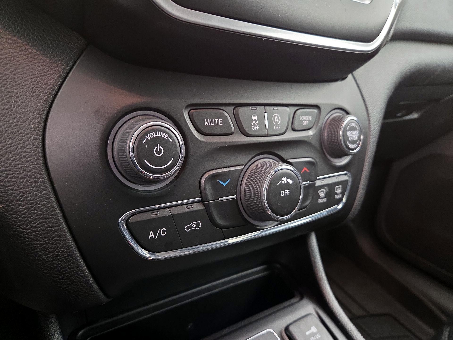 Thumbnail: 2019 Jeep Cherokee - 16