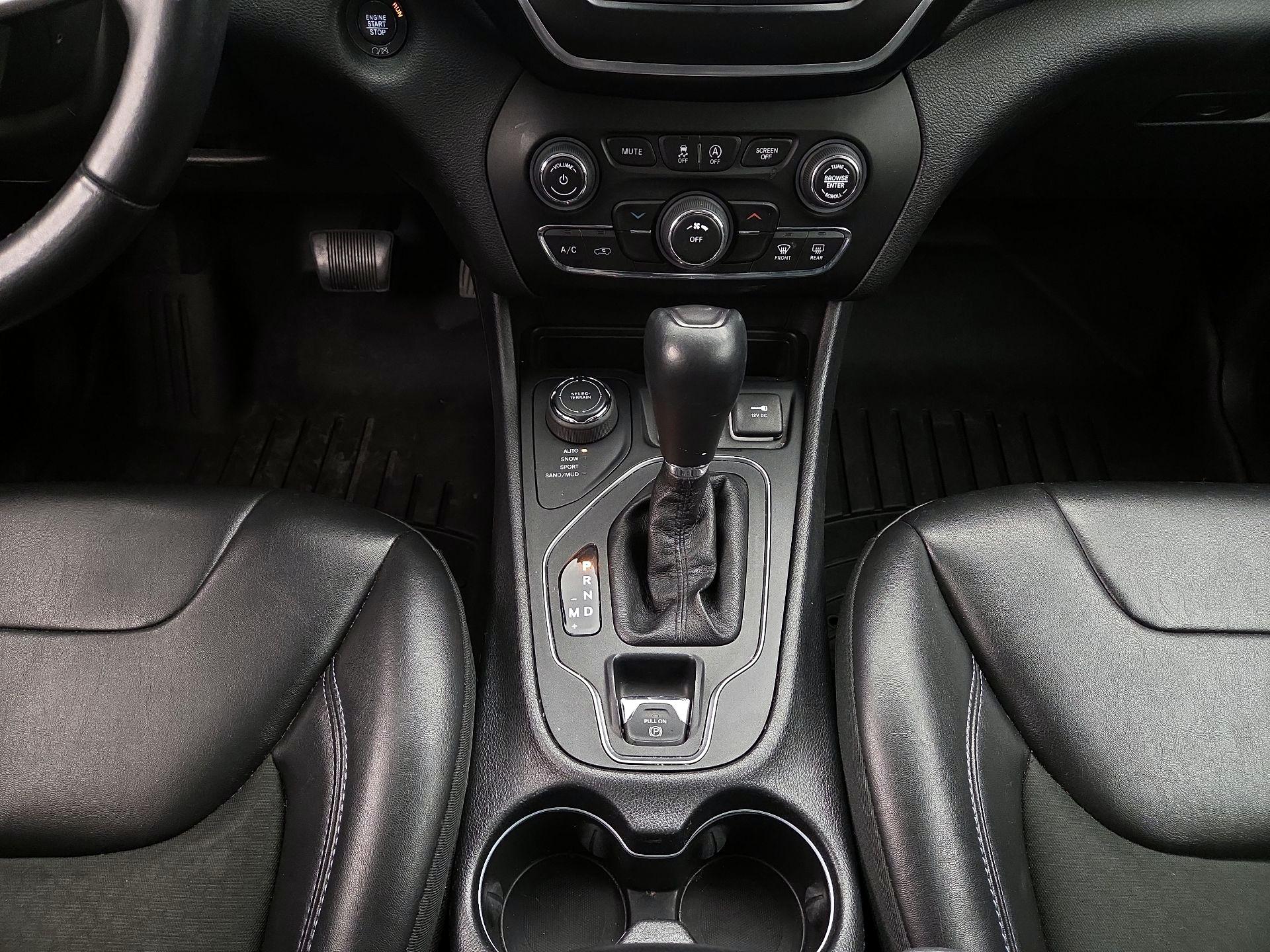 Thumbnail: 2019 Jeep Cherokee - 17