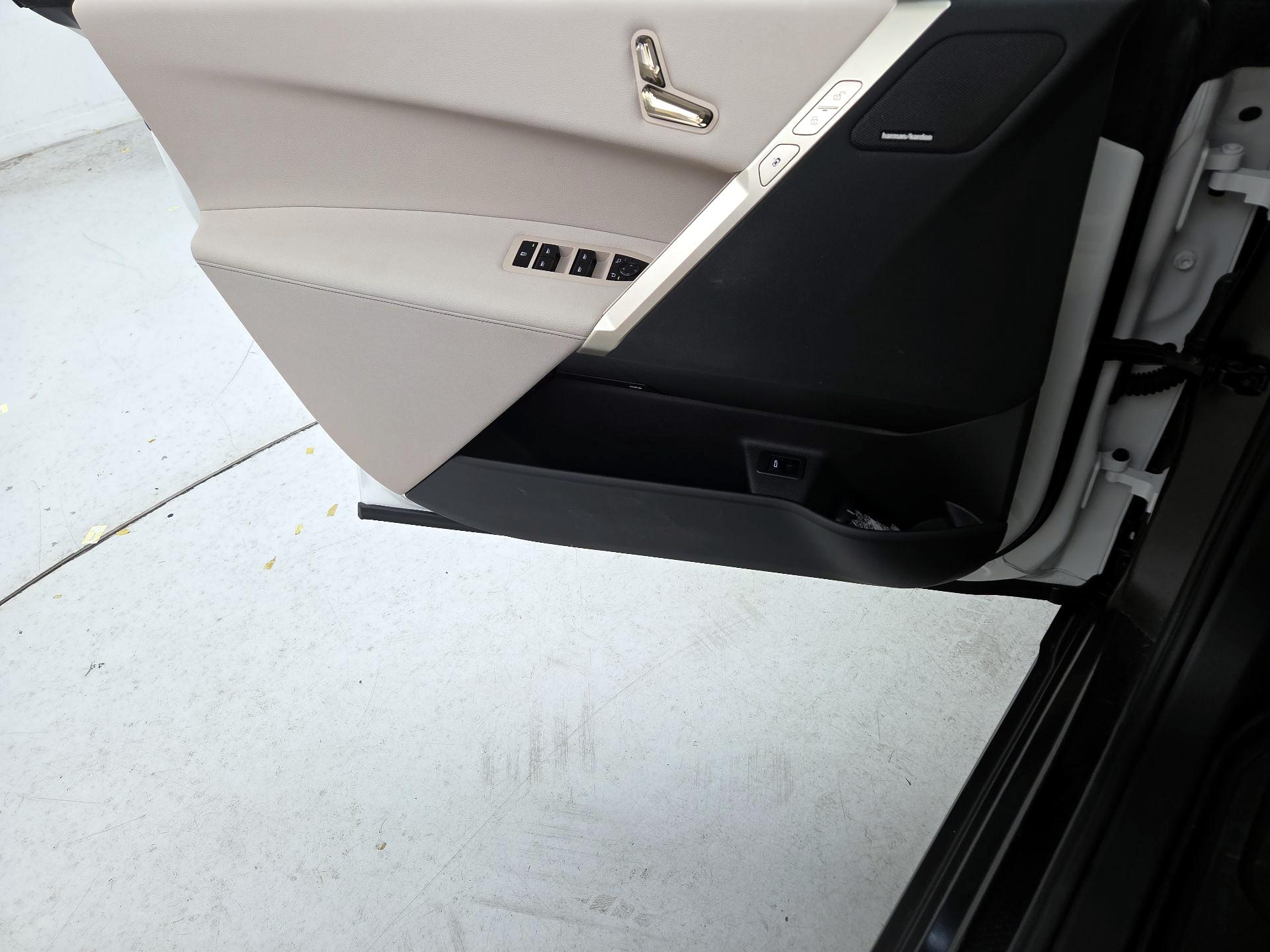 Thumbnail: 2023 BMW iX - 10