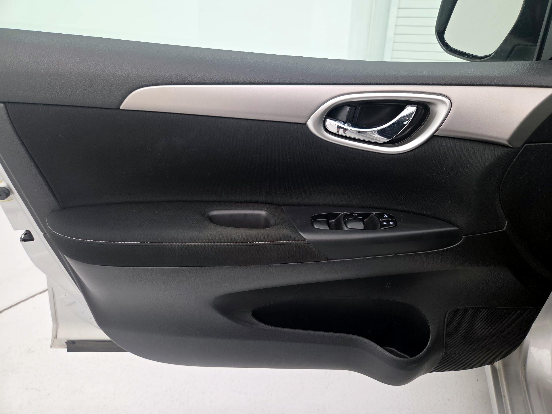 Thumbnail: 2015 Nissan Sentra - 12