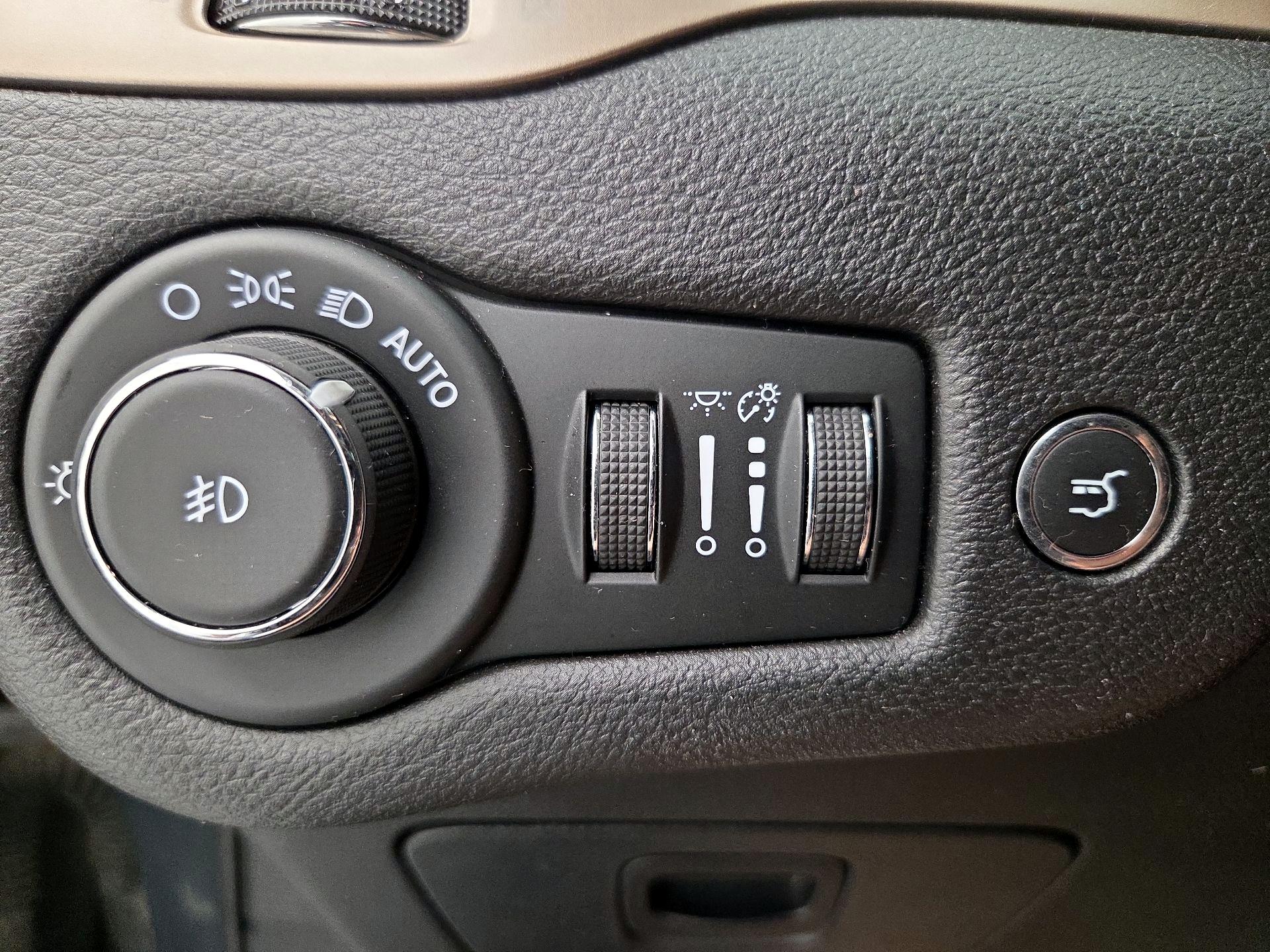 Thumbnail: 2018 Jeep Cherokee - 13