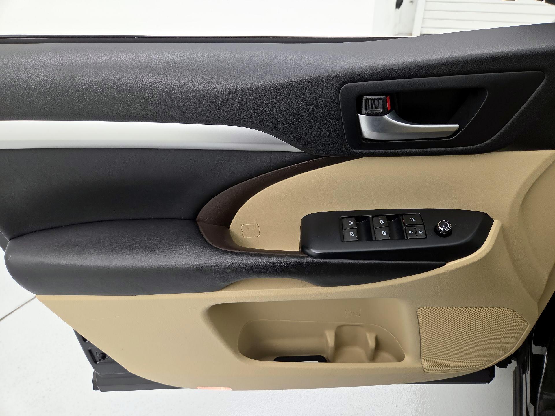 Thumbnail: 2017 Toyota Highlander - 12
