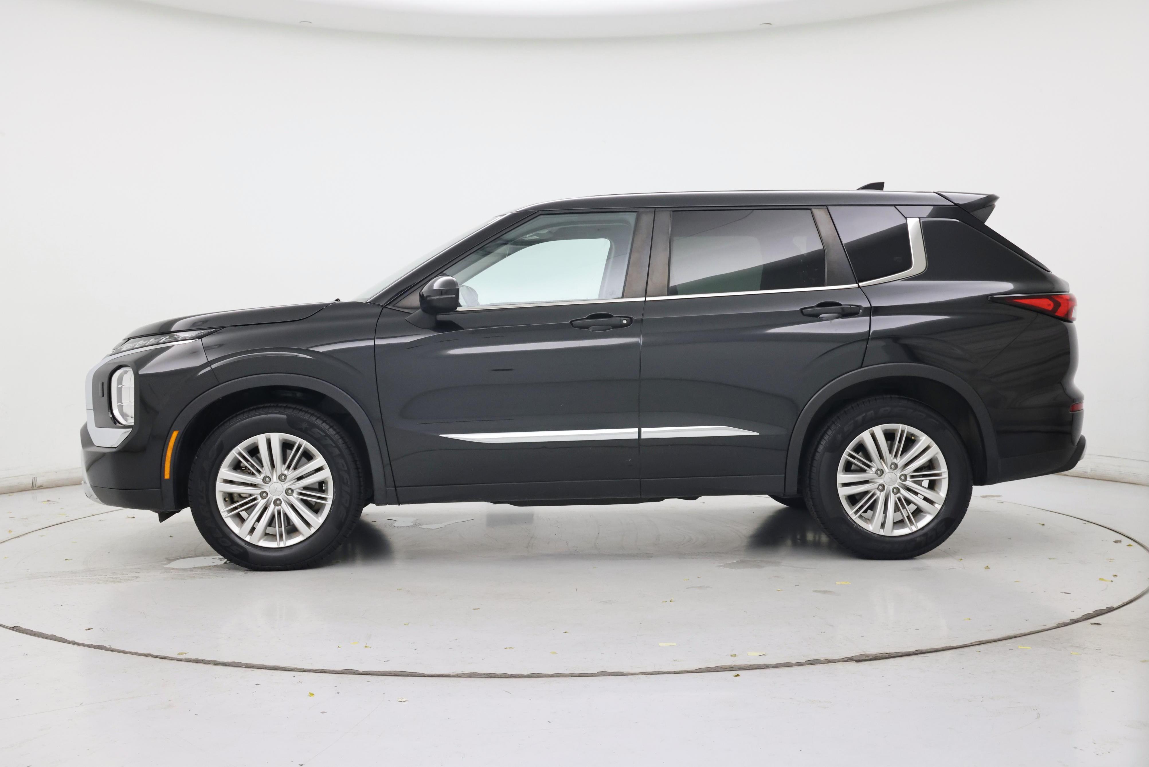 Thumbnail: 2022 Mitsubishi Outlander - 3