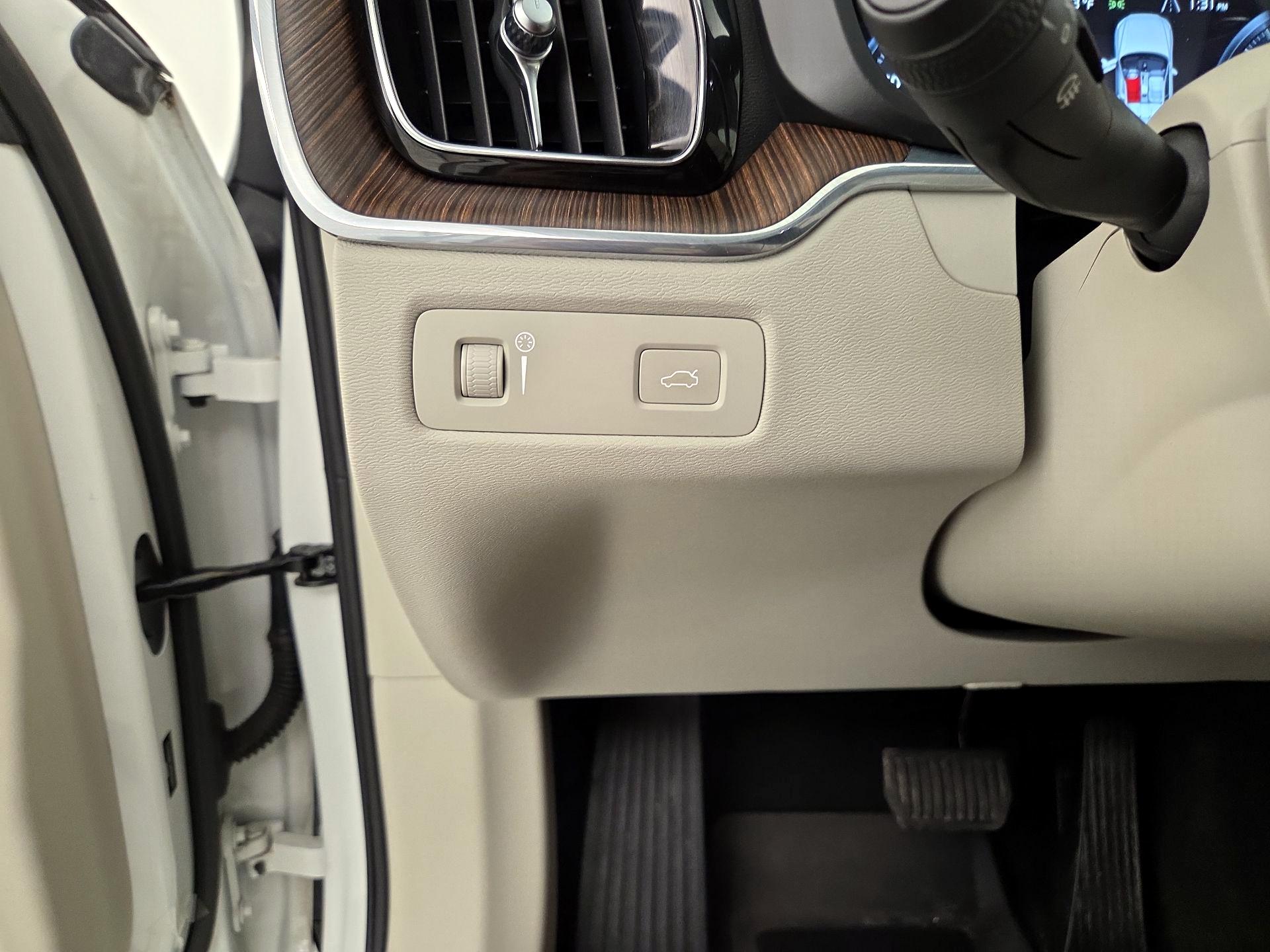 Thumbnail: 2021 Volvo XC60 - 13