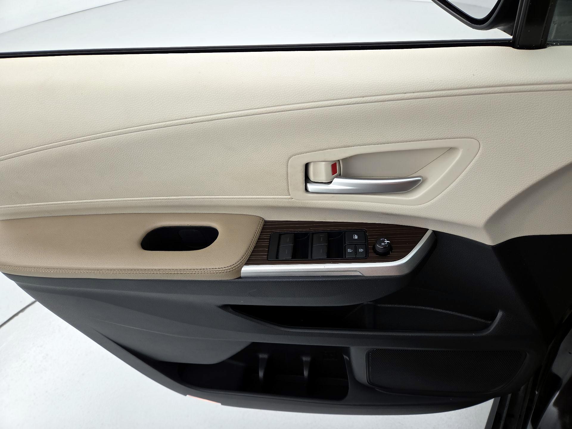 Thumbnail: 2021 Toyota Sienna - 12