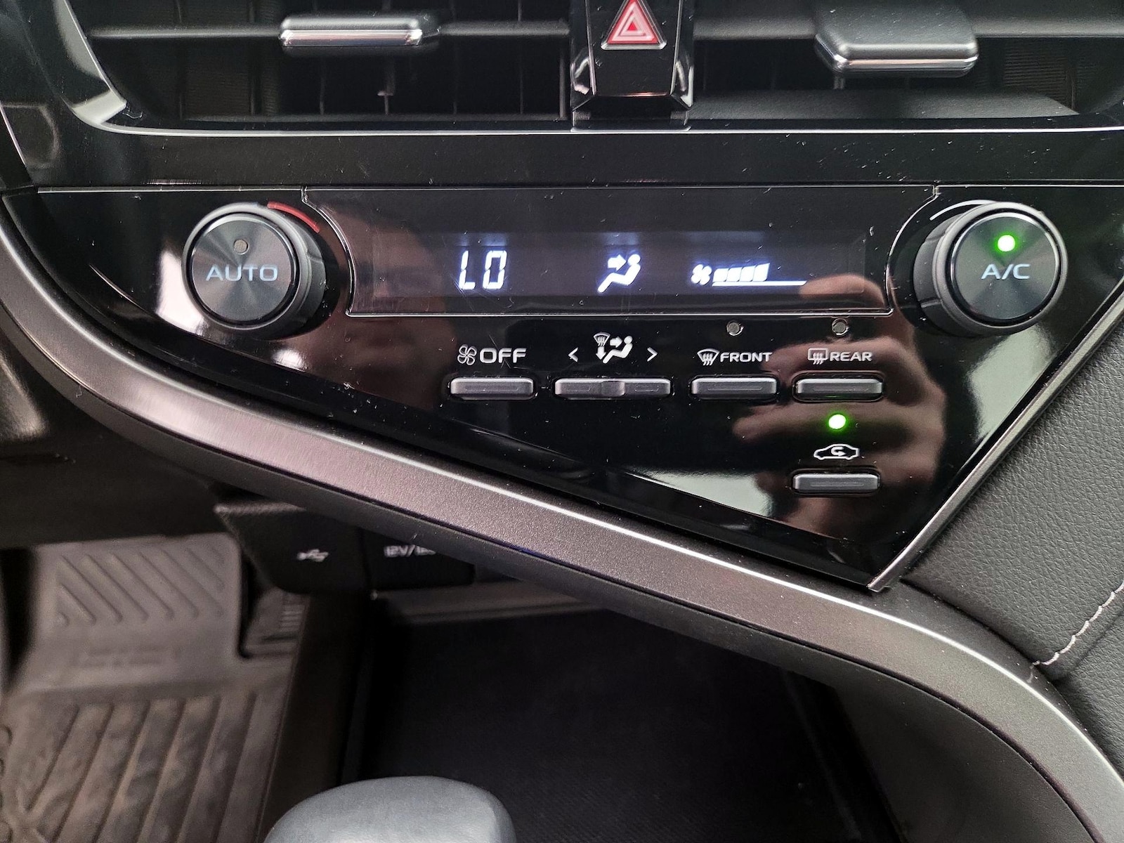 2021 Toyota Camry SE - Photo 17