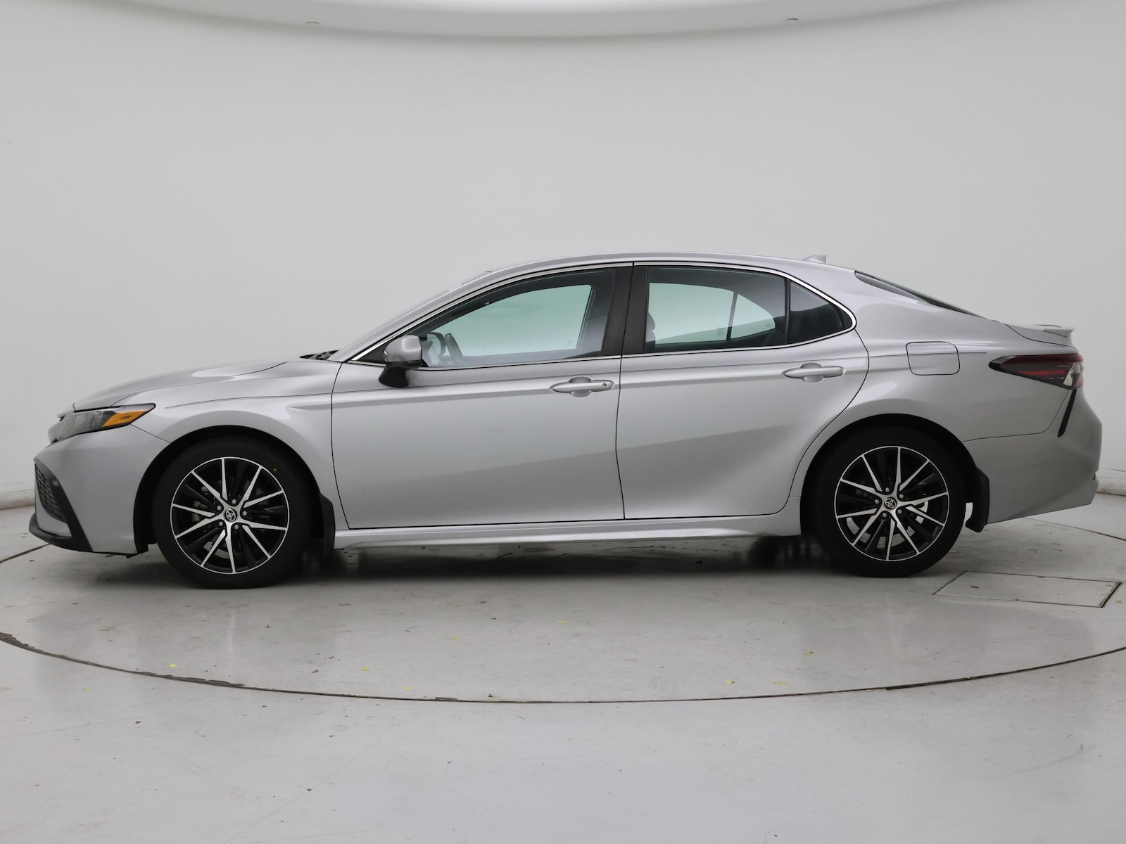 2021 Toyota Camry SE - Photo 4