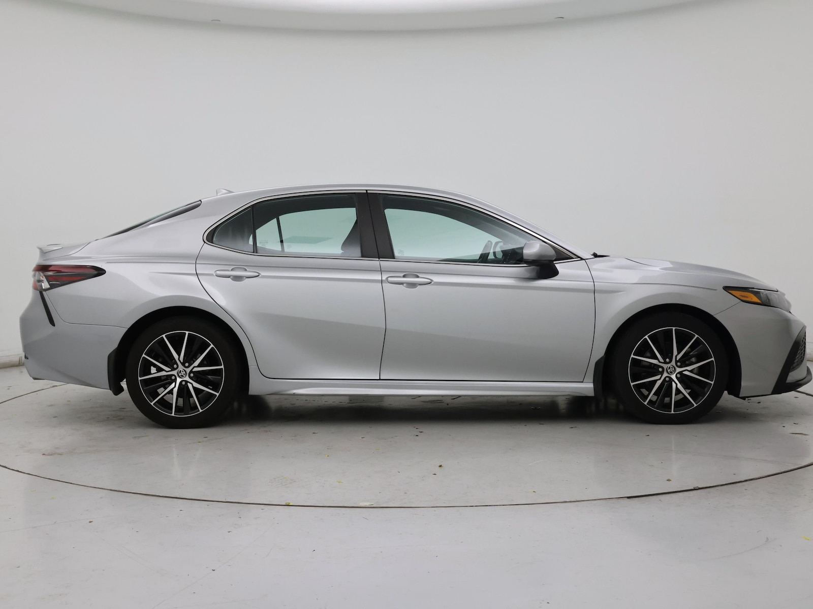 2021 Toyota Camry SE - Photo 8