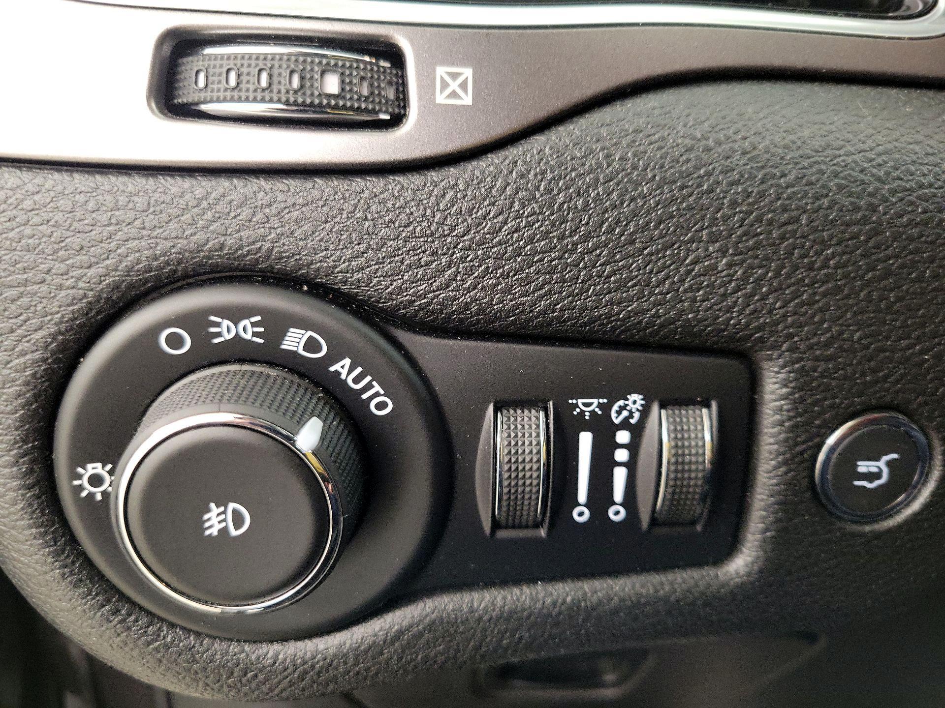 Thumbnail: 2020 Jeep Cherokee - 13