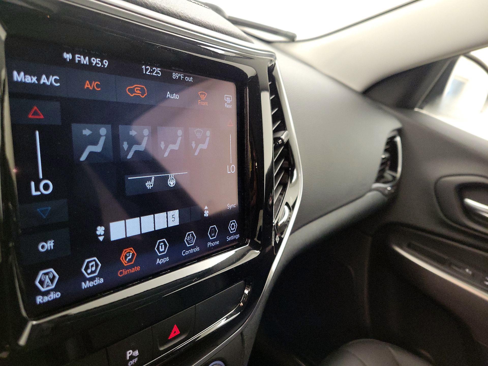 Thumbnail: 2020 Jeep Cherokee - 16