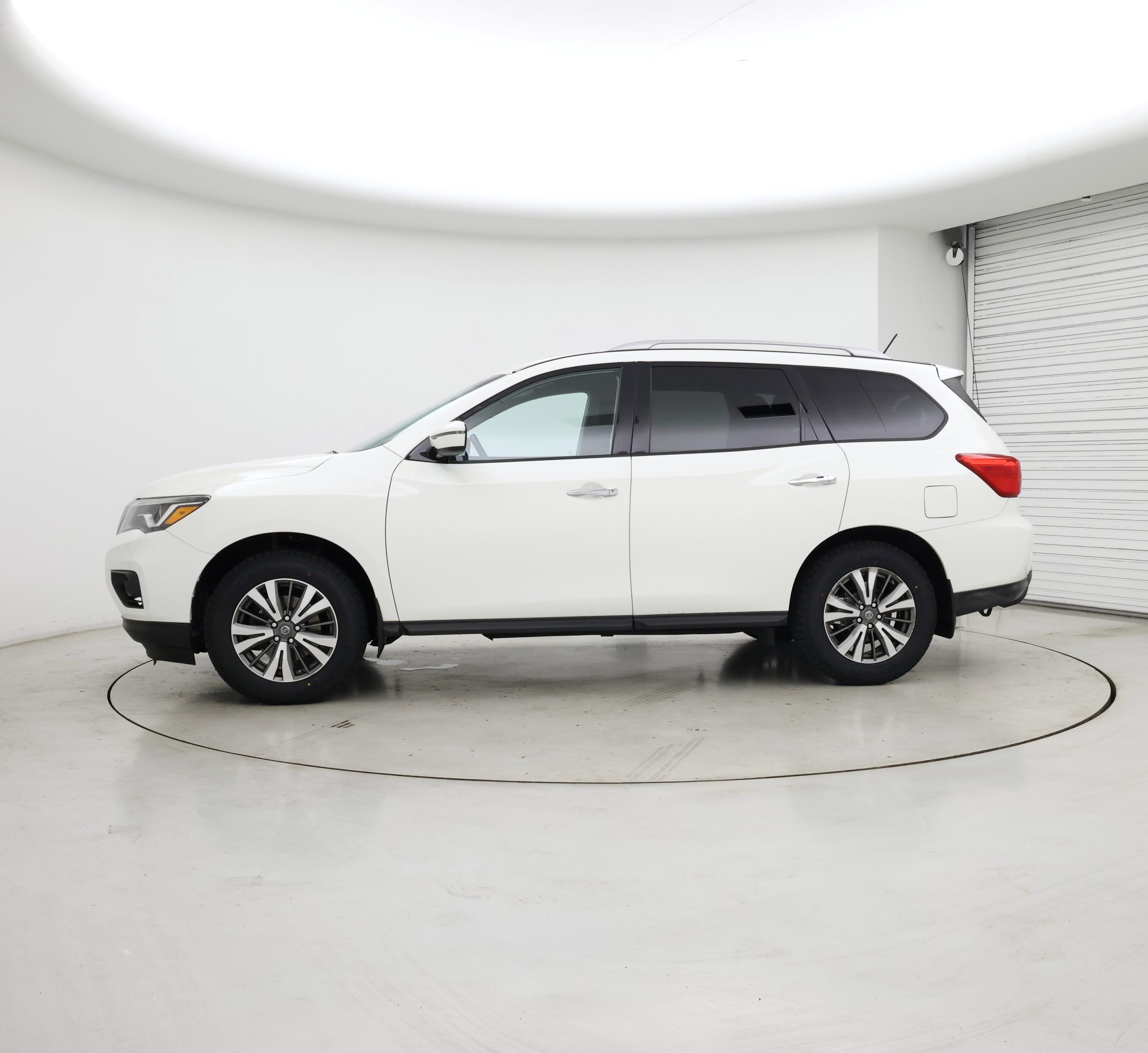 Thumbnail: 2017 Nissan Pathfinder - 3