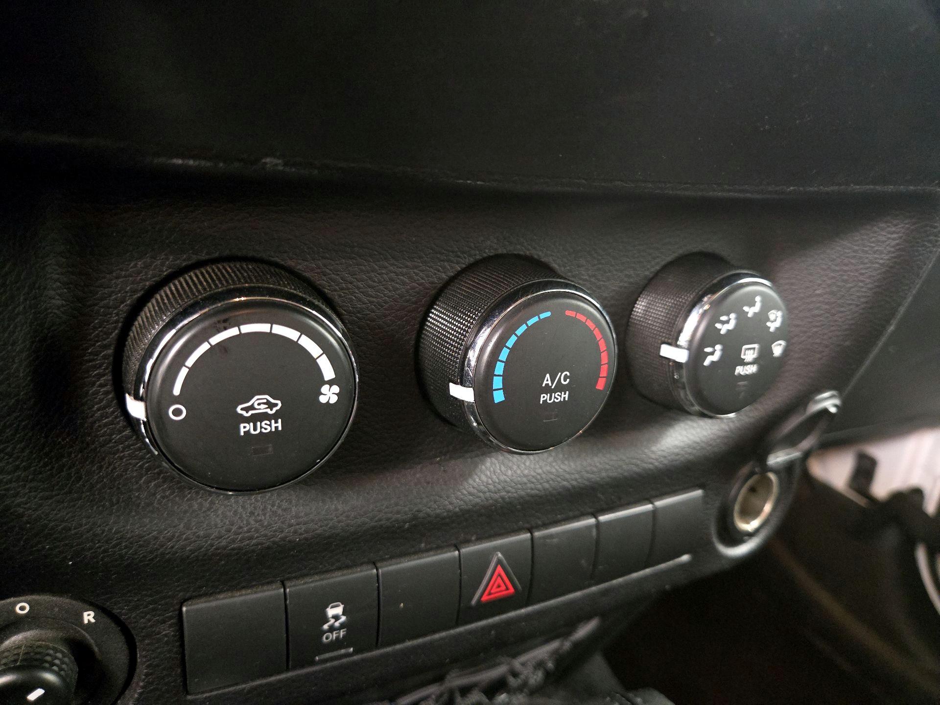 Thumbnail: 2016 Jeep Wrangler - 14