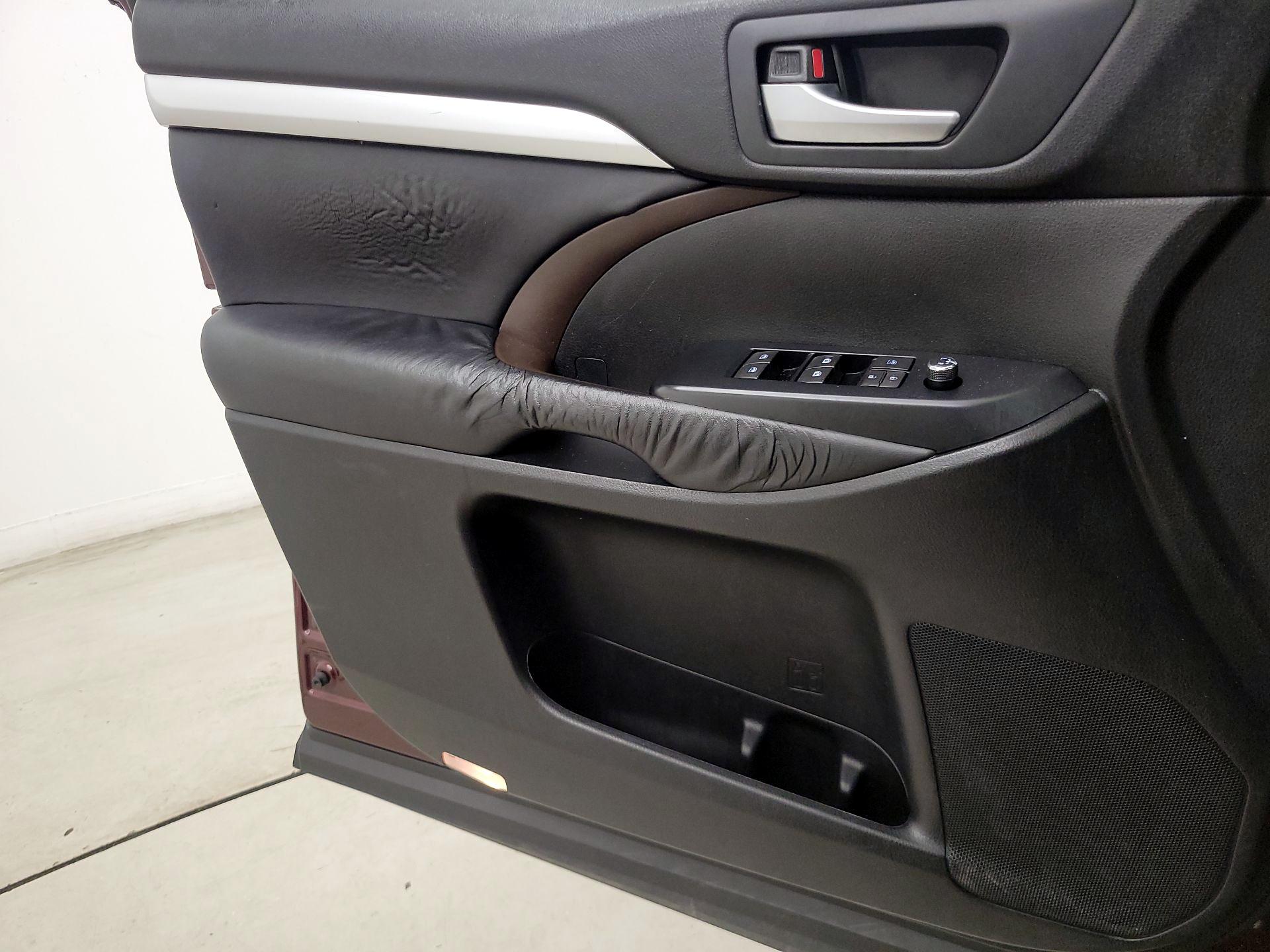 Thumbnail: 2015 Toyota Highlander - 12