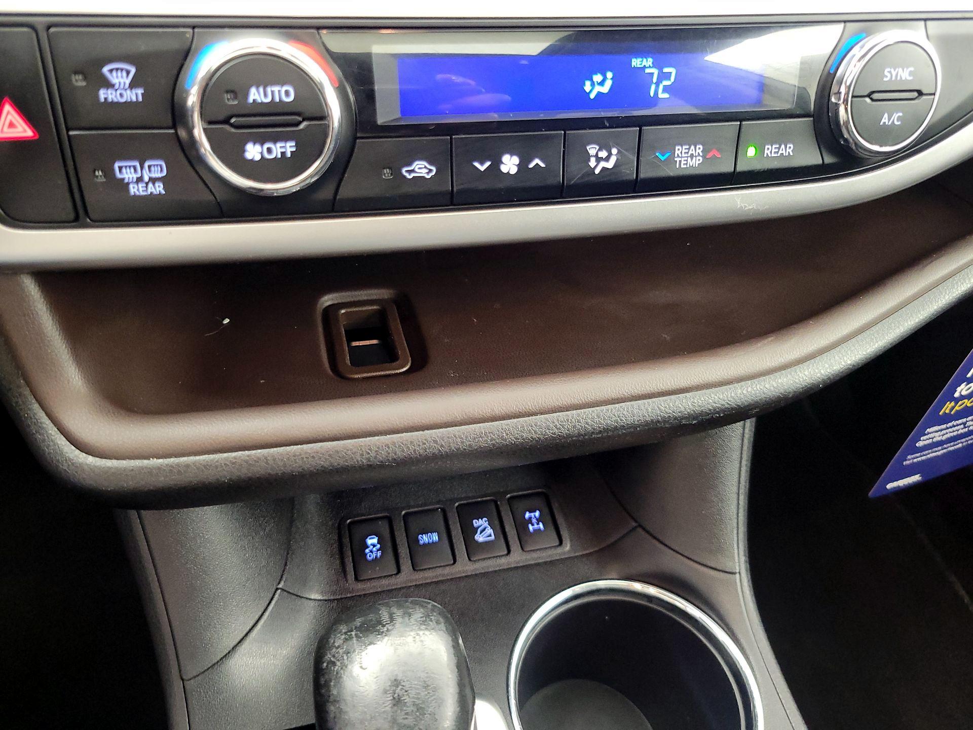 Thumbnail: 2015 Toyota Highlander - 16