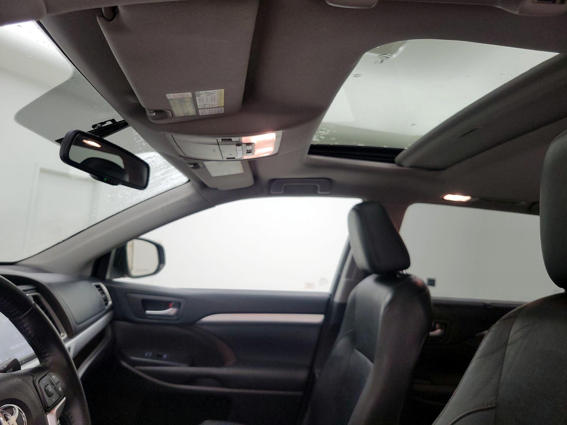 Thumbnail: 2015 Toyota Highlander - 19