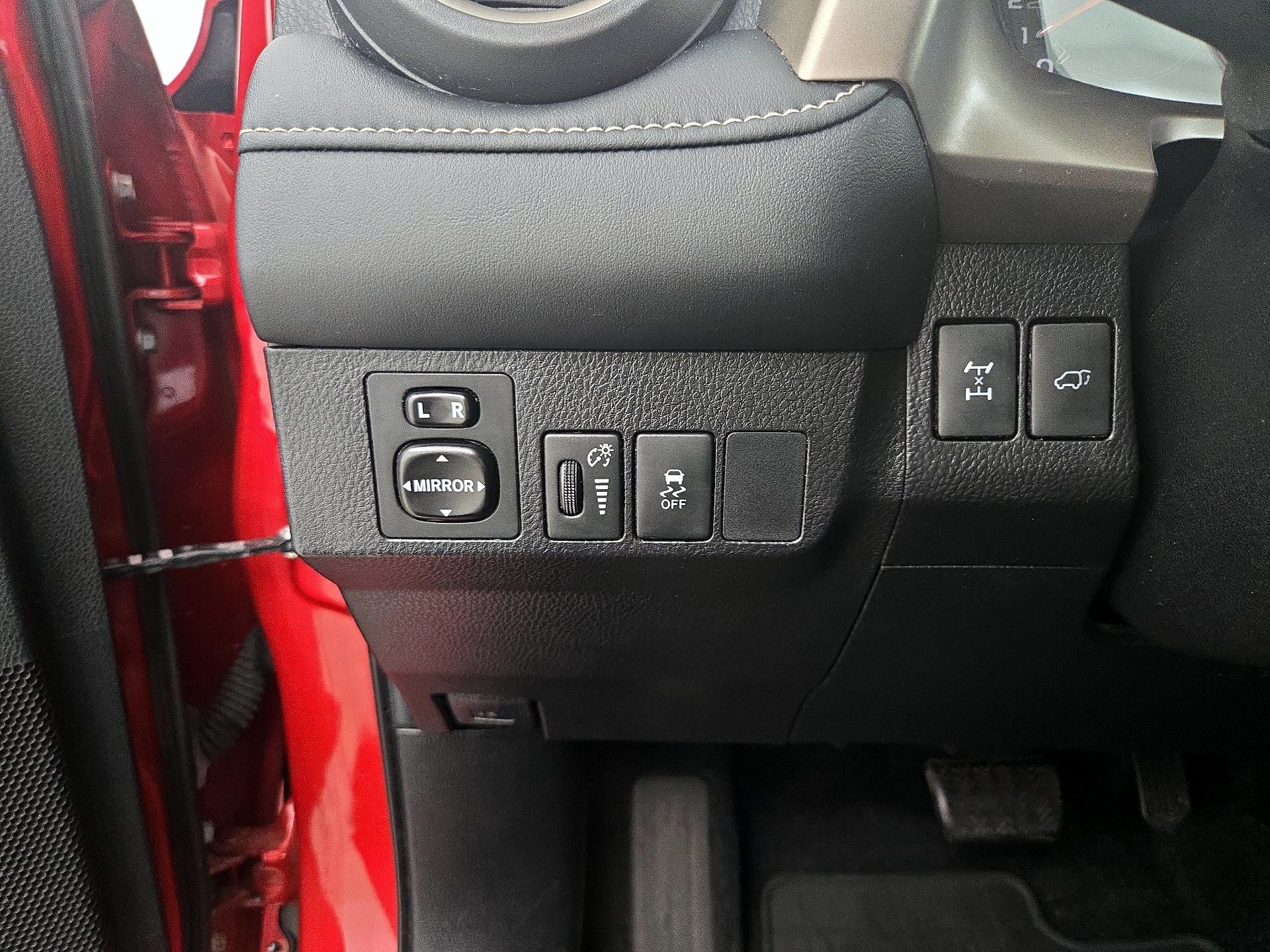 Thumbnail: 2015 Toyota RAV4 - 11